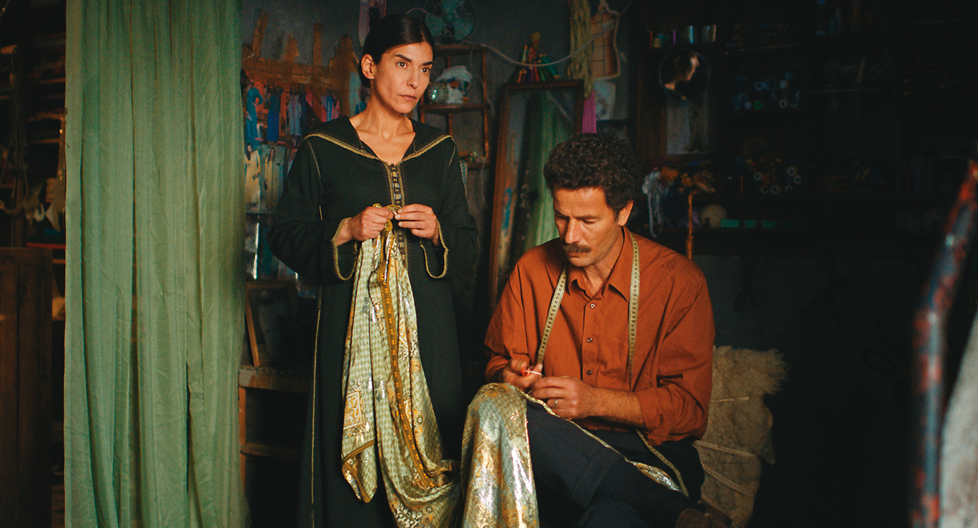 裁縫店的恩愛夫妻因男學徒的到來,感情出現微妙變化,電影細膩描繪了角色之間超越生死的綿長愛意。(光年映畫提供)