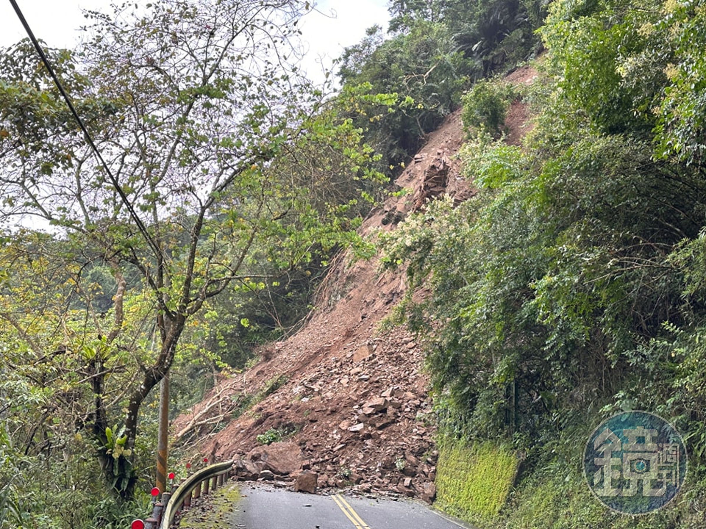 太平山國家森林遊樂區區內道路今早發生上邊坡土石坍方,目前交通雙向阻斷,暫無法通行。(翻攝自太平山國家森林遊樂區臉書)