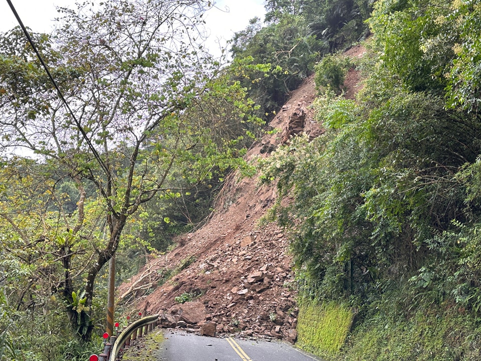 太平山國家森林遊樂區區內道路今早發生上邊坡土石坍方，目前交通雙向阻斷，暫無法通行。（翻攝自太平山國家森林遊樂區臉書）