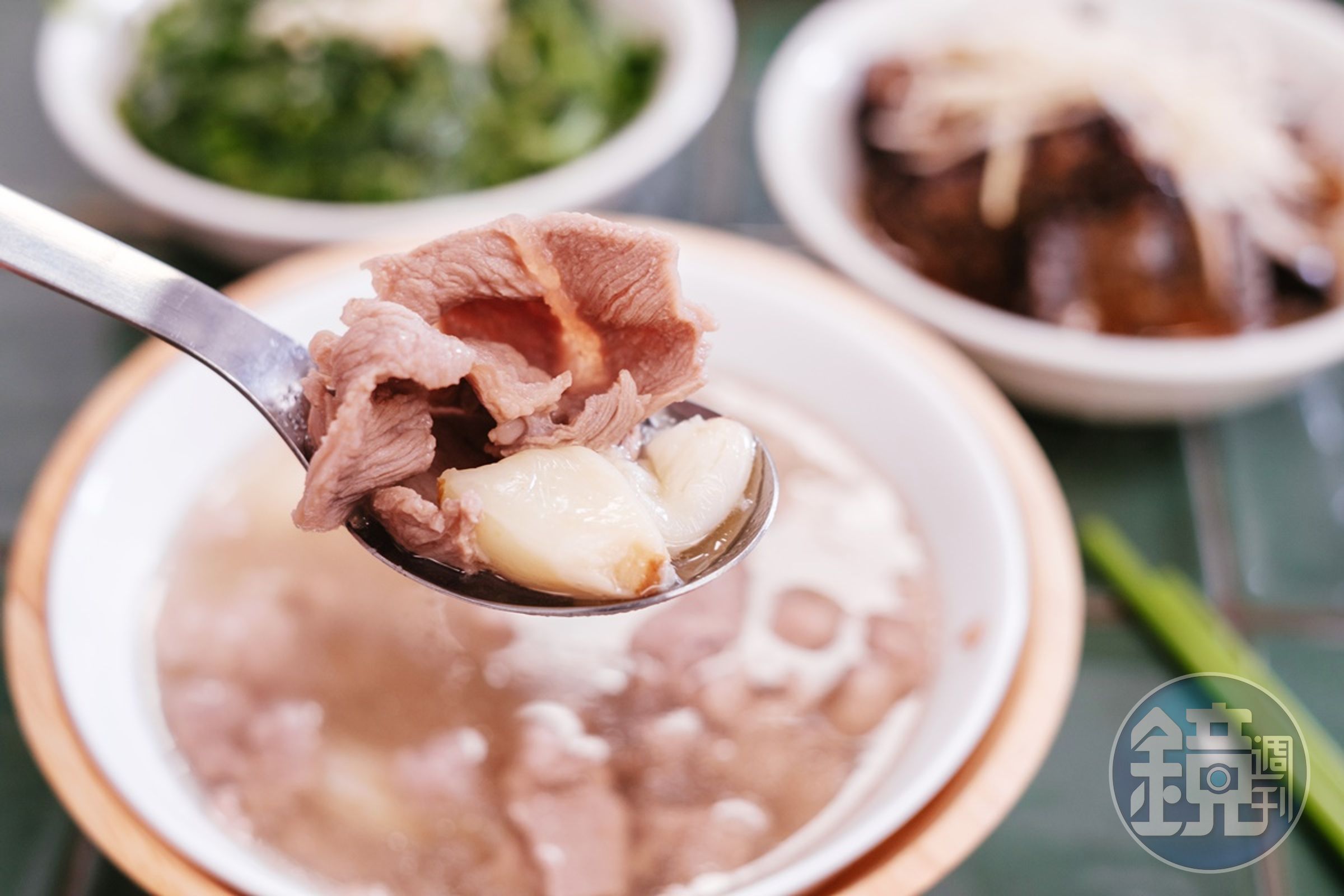 在「樂天羊肉」點羊肉湯,加10元就能吃到一碗頗具水準的滷肉飯。