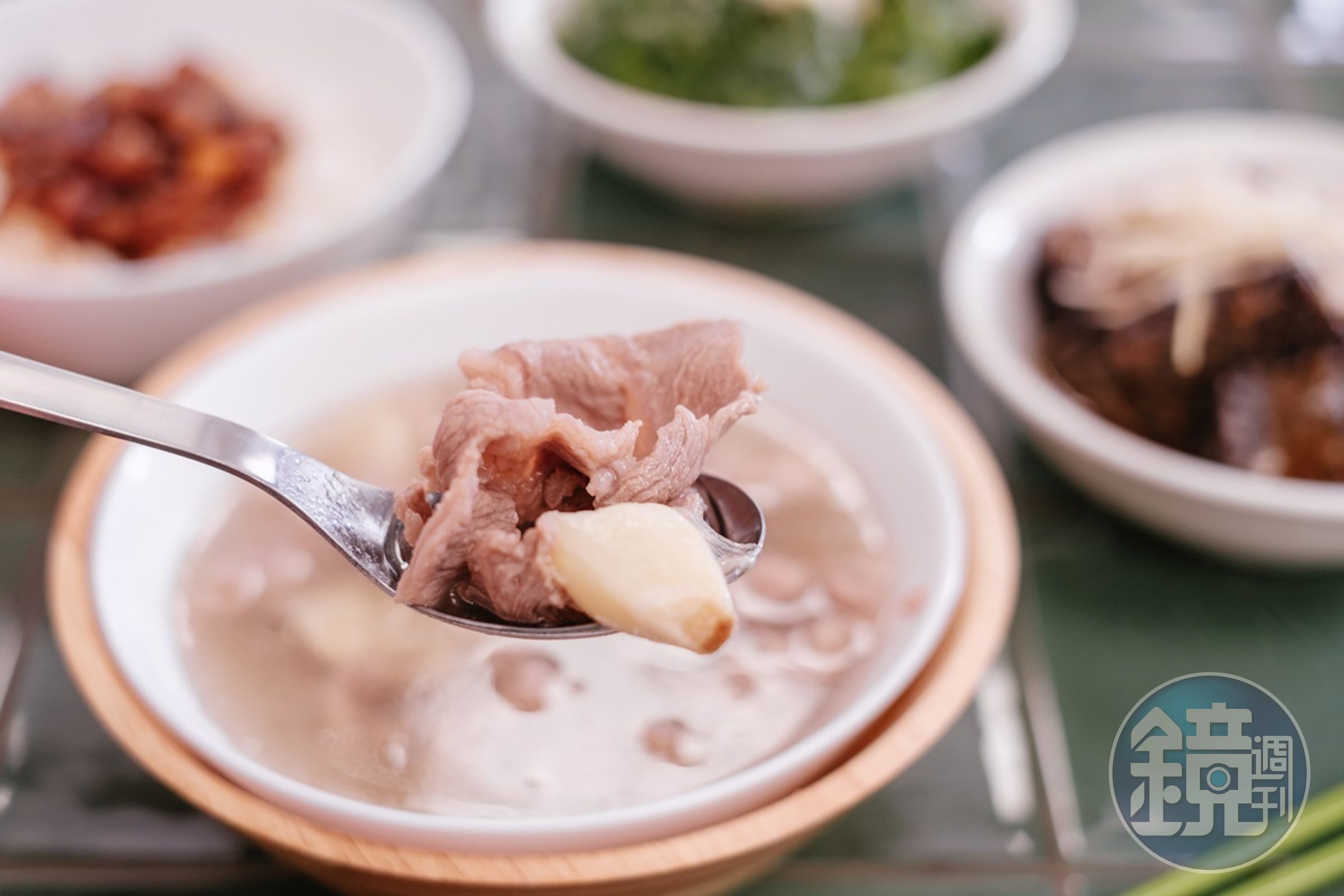 蒜頭羊肉片湯,沒有羊騷味,口感柔嫩,湯頭也很溫潤。