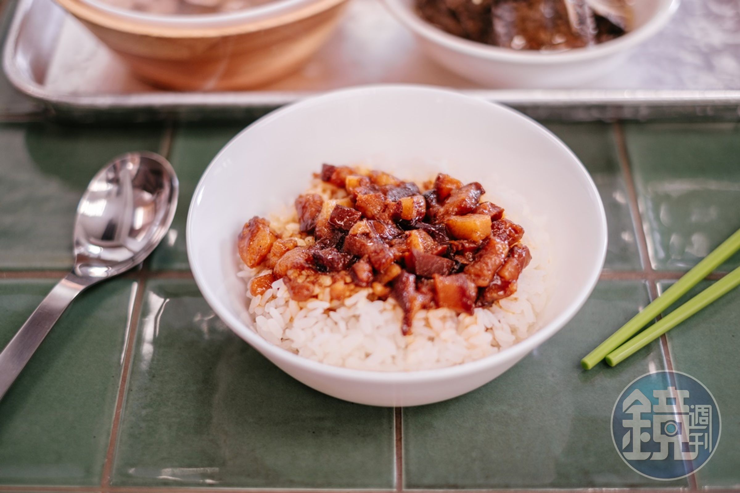 重頭戲的10元滷肉飯,雖然只需要加價10元,但吃起來一點都不馬虎。