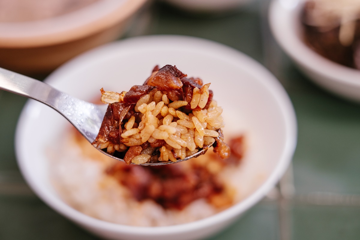 滷到黝黑到黏稠的滷肉飯，米粒也是粒粒分明，滷汁跟肉相當夠味，分量也很足夠。