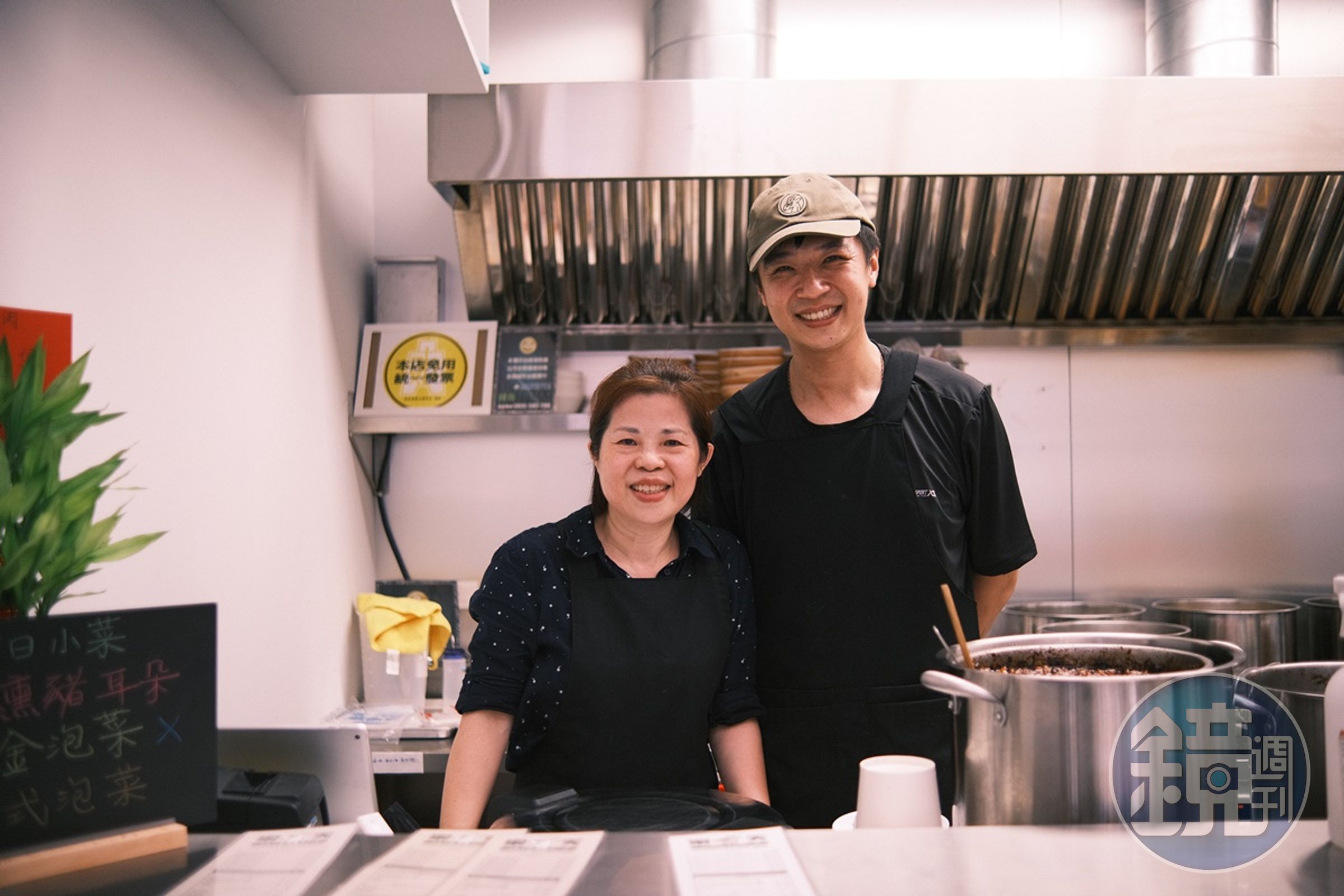 店內的嬸嬸很熱情的招呼,時常詢問要不要加湯,與從小看著長大的姪子一起顧店。