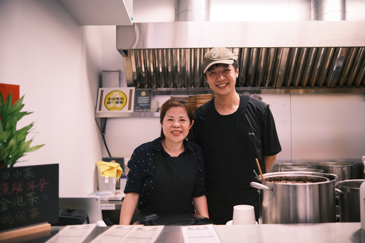 店內的嬸嬸很熱情的招呼，時常詢問要不要加湯，與從小看著長大的姪子一起顧店。
