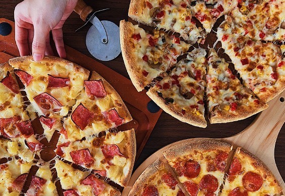 達美樂推出外帶披薩「天天半價」且不限時、不限量，包含8種獨家四喜披薩也半價。（翻攝自達美樂臉書）