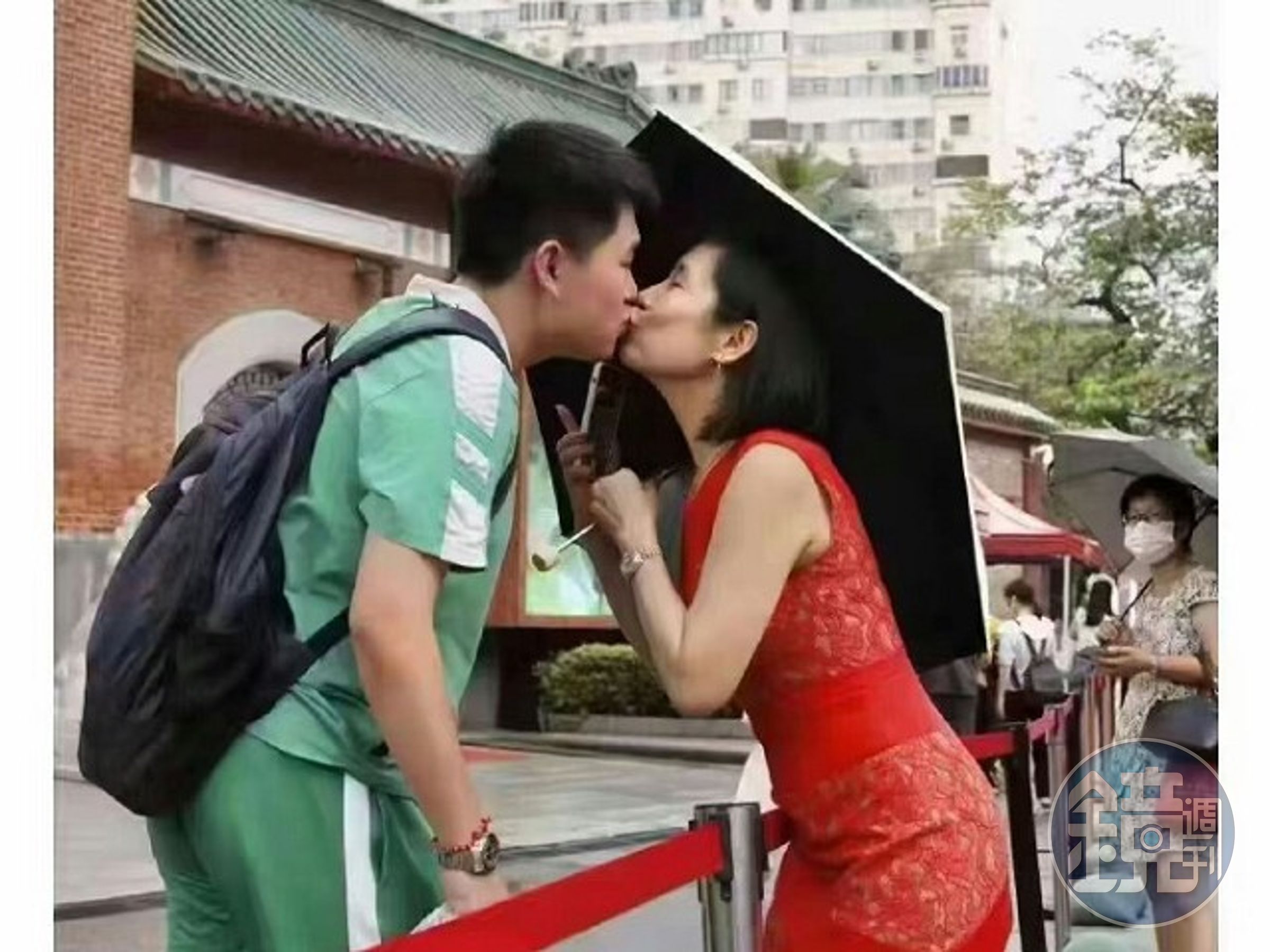 母子太情深讓網驚「謎片情節」!兒子參加大學考試,中國媽媽當場「熱吻送別」。(翻自微博)