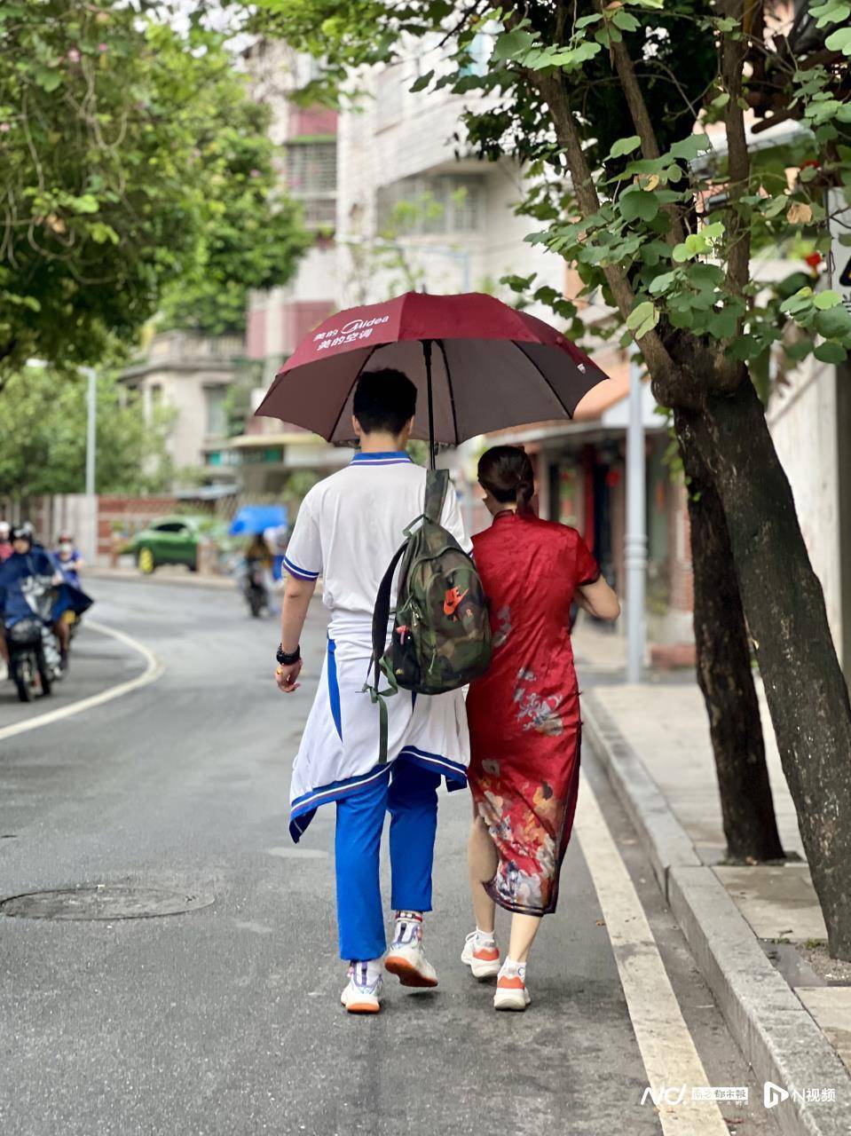 其他媒體鏡頭捕捉到不同的母親陪考。（翻自微博）