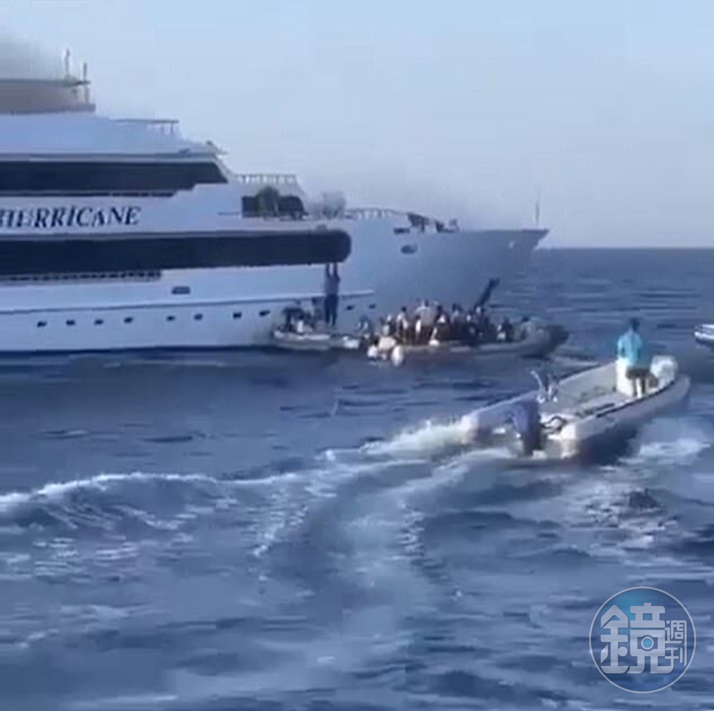 部分乘客趕緊搭逃生小艇離開。(翻自《每日郵報》)