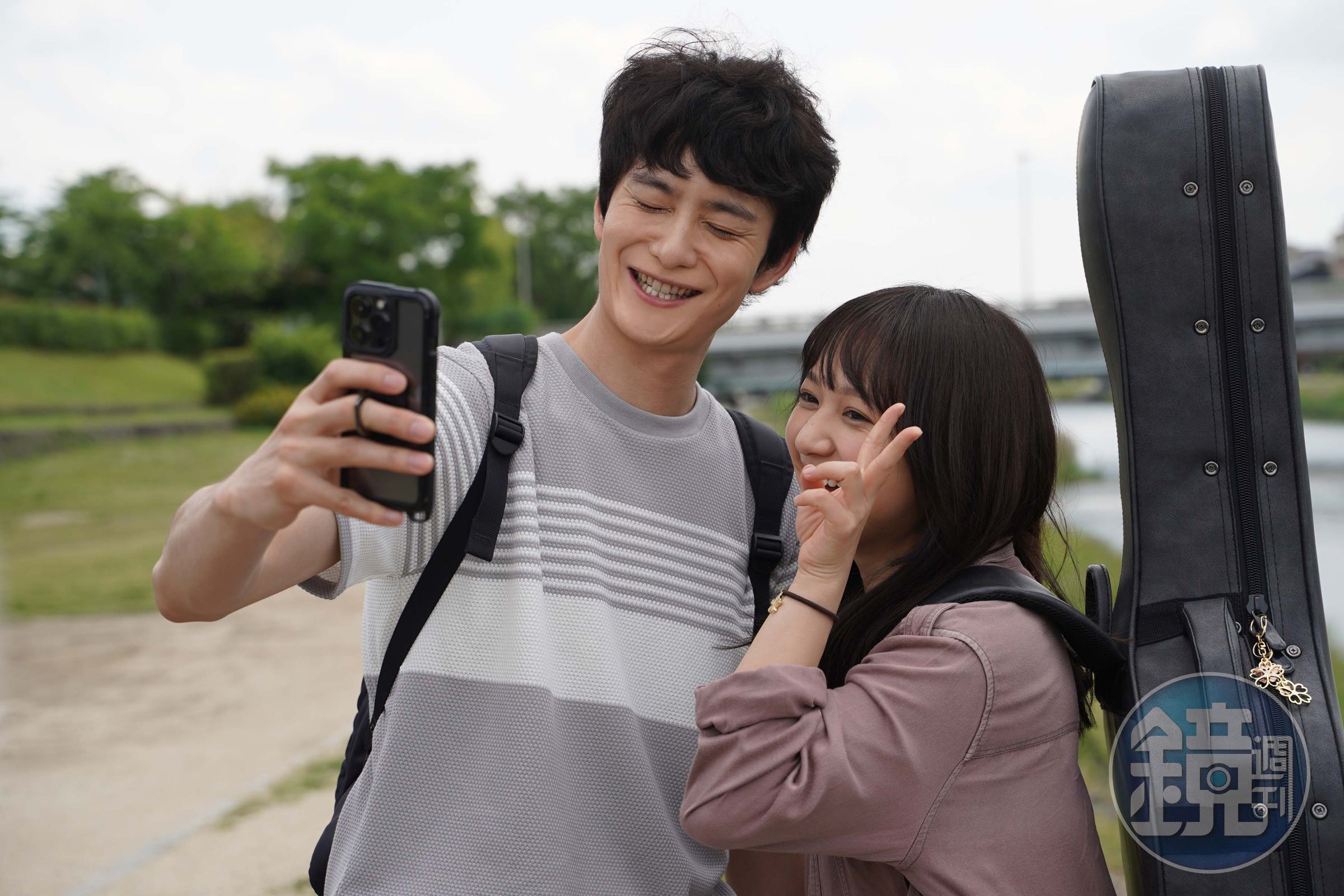 岡田將生（左）在《快一秒的他》裡對街頭演唱的櫻子一見鍾情。（甲上提供）