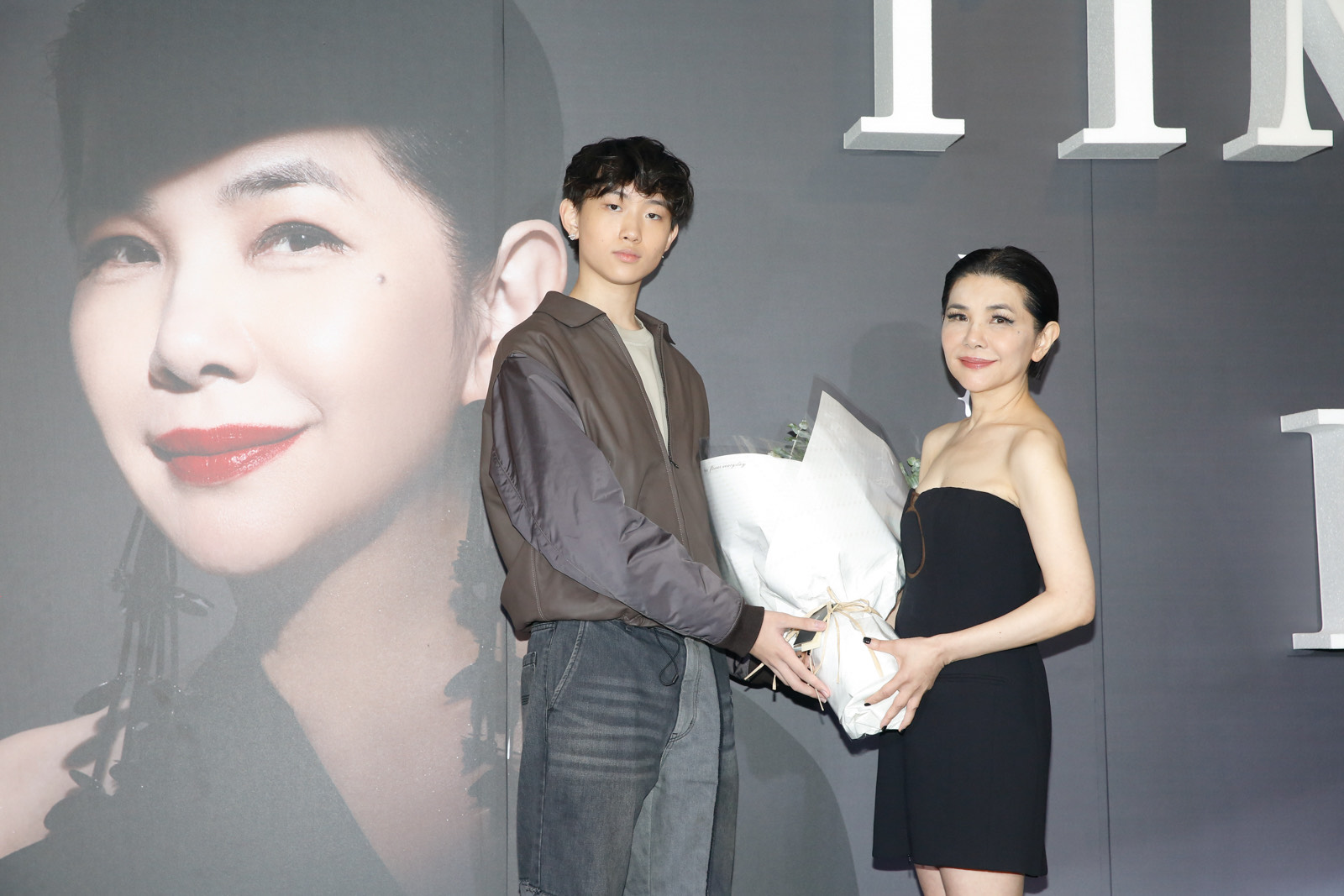 張清芳的17歲大兒子Nathan,上台獻花。