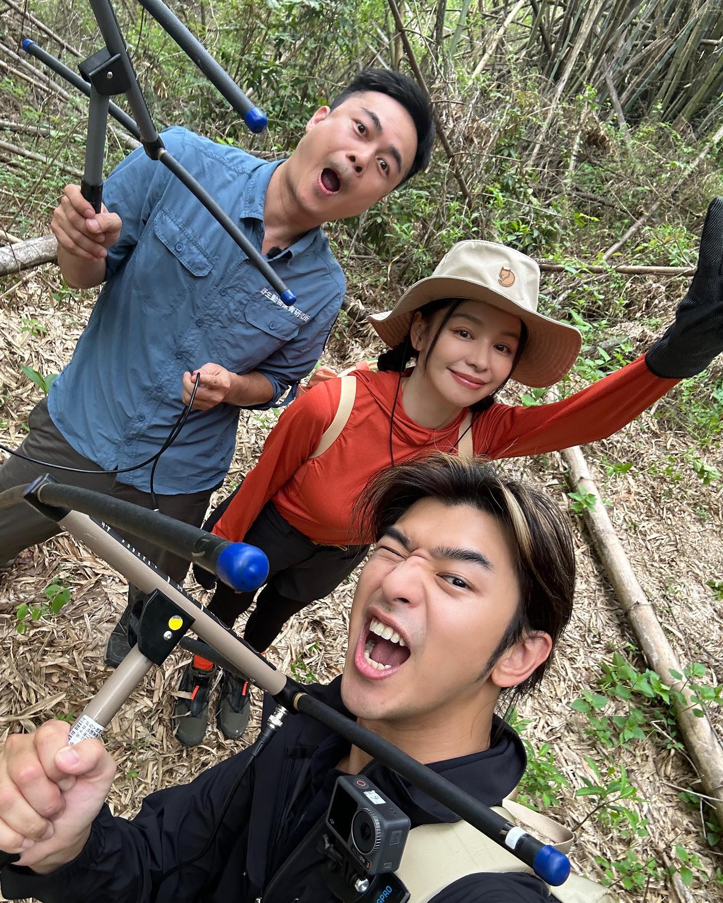 徐若瑄和陳柏霖與穿山甲專家孫敬閔老師一起探險。（翻攝自臉書）