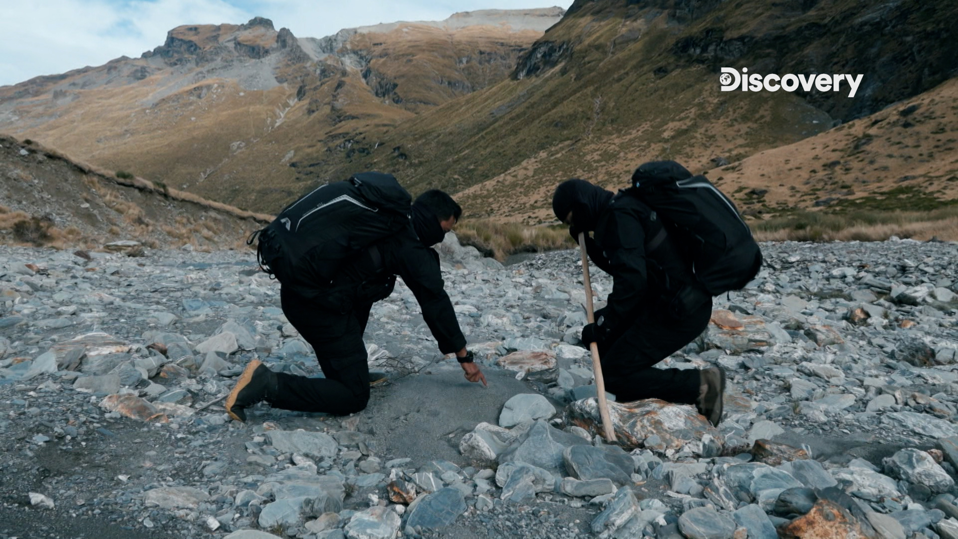 負責追捕參賽者的追蹤員，透過鞋印邊緣的銳利度，判斷參賽者的行動。（Discovery頻道提供）