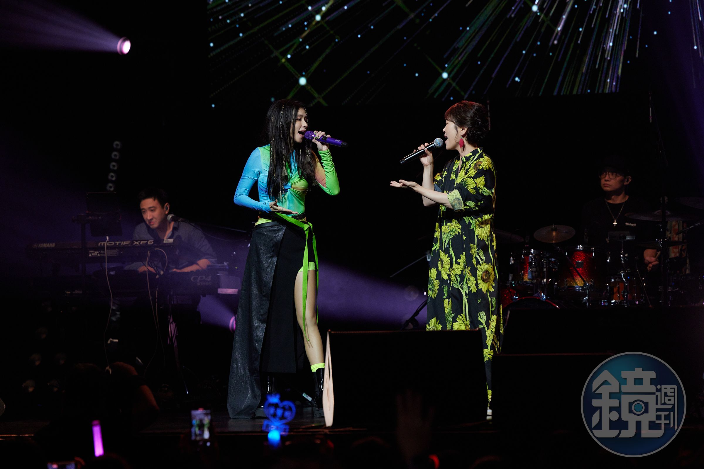 徐若瑄（左）與玉城千春首度公開演唱兩人一起創作的歌曲〈翅膀〉。（Zepp New Taipei / 大鴻藝術BIG ART提供）