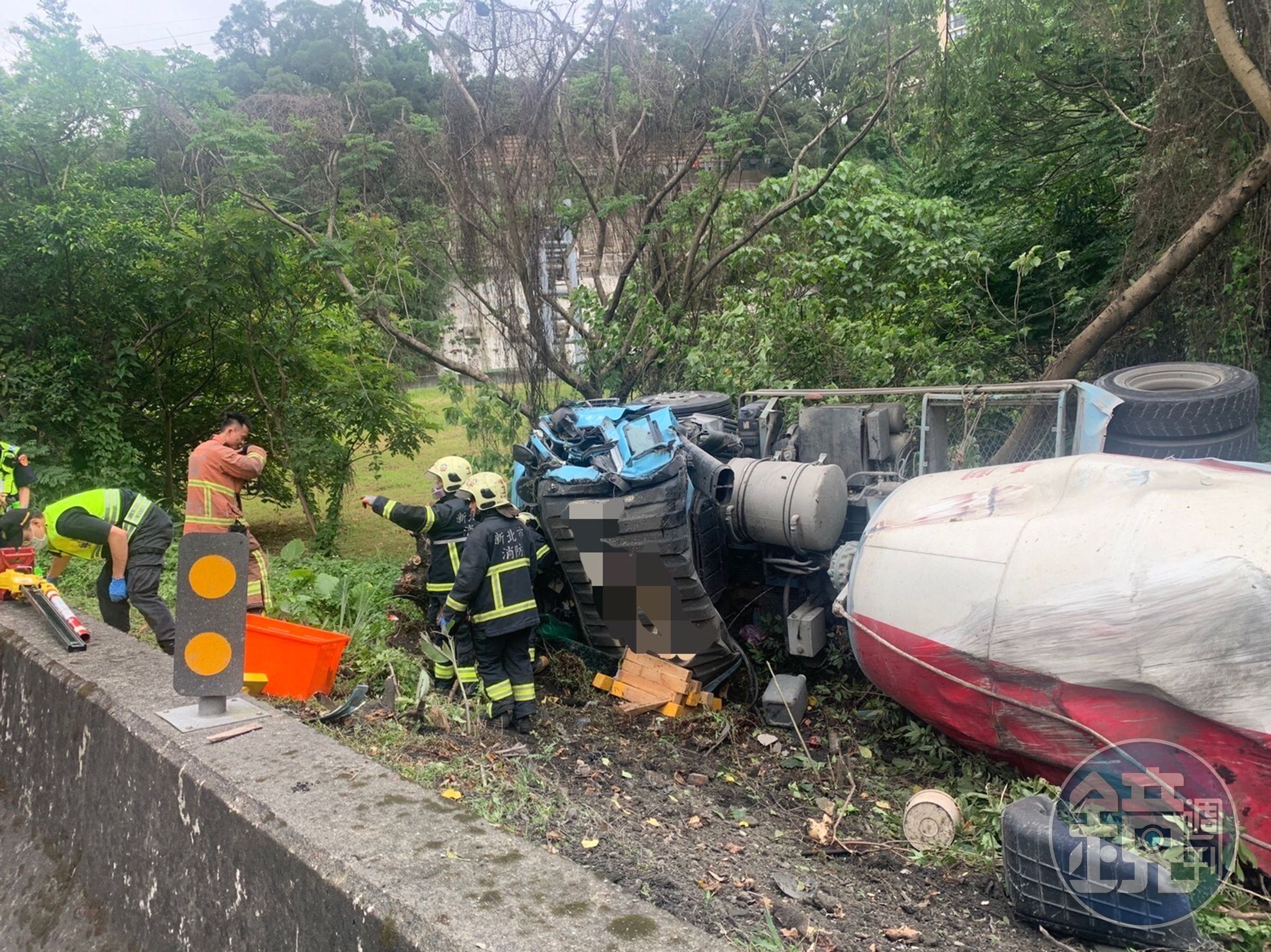 王姓女子今午駕駛水泥預拌車行經國道3號中和段出口時，自撞護欄翻覆邊坡。（翻攝畫面）