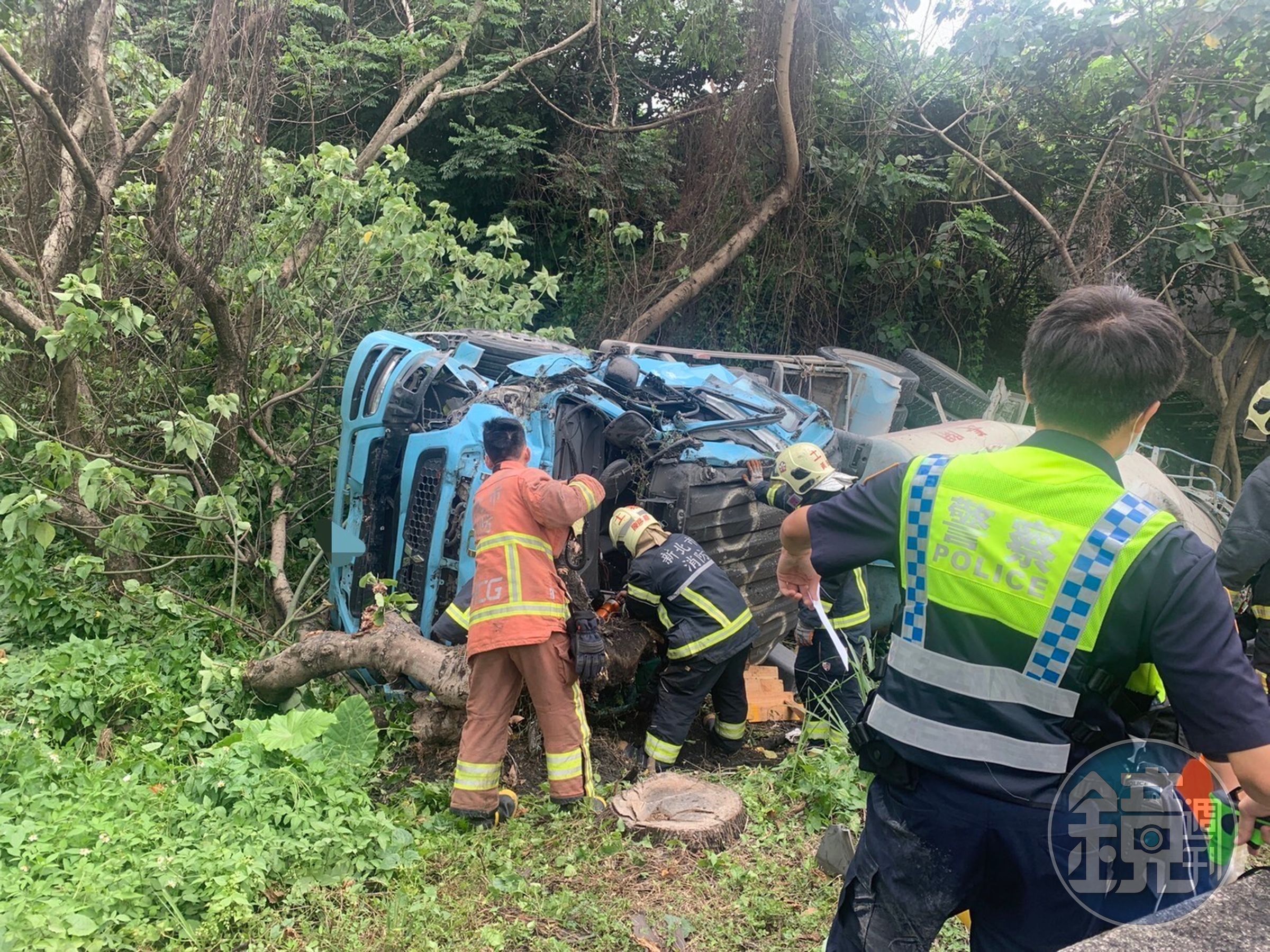 水泥預拌車駕駛受困車內，警消持破壞器材將她救出。（翻攝畫面）