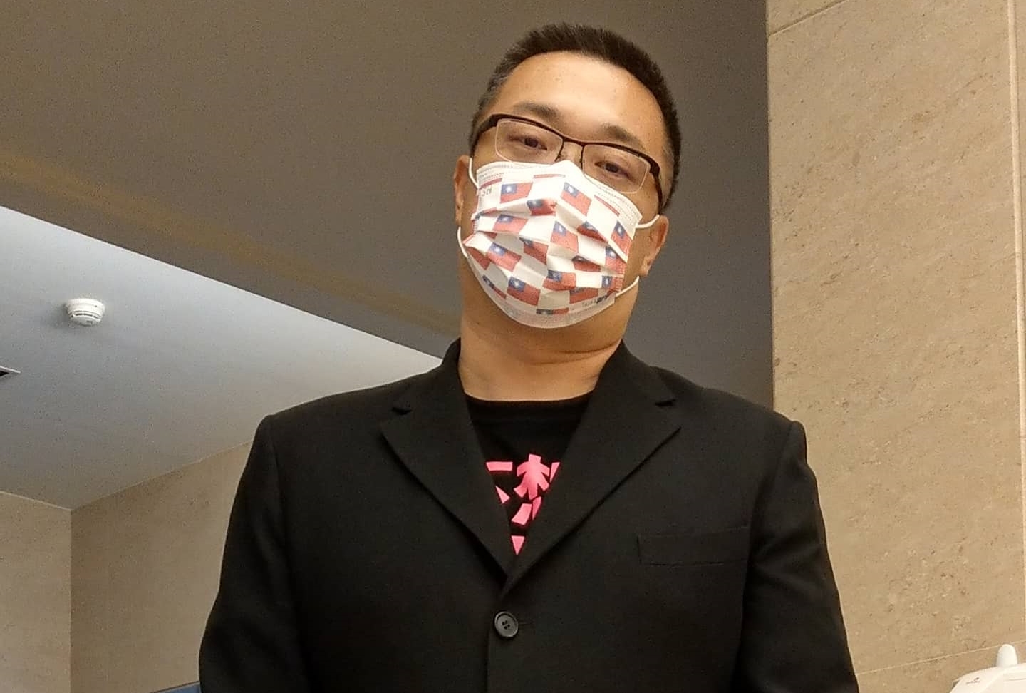 朱學恒遭鍾沛君指控曾在用餐的包廂，對她數度強吻、強摟。（翻攝自朱學恒臉書）