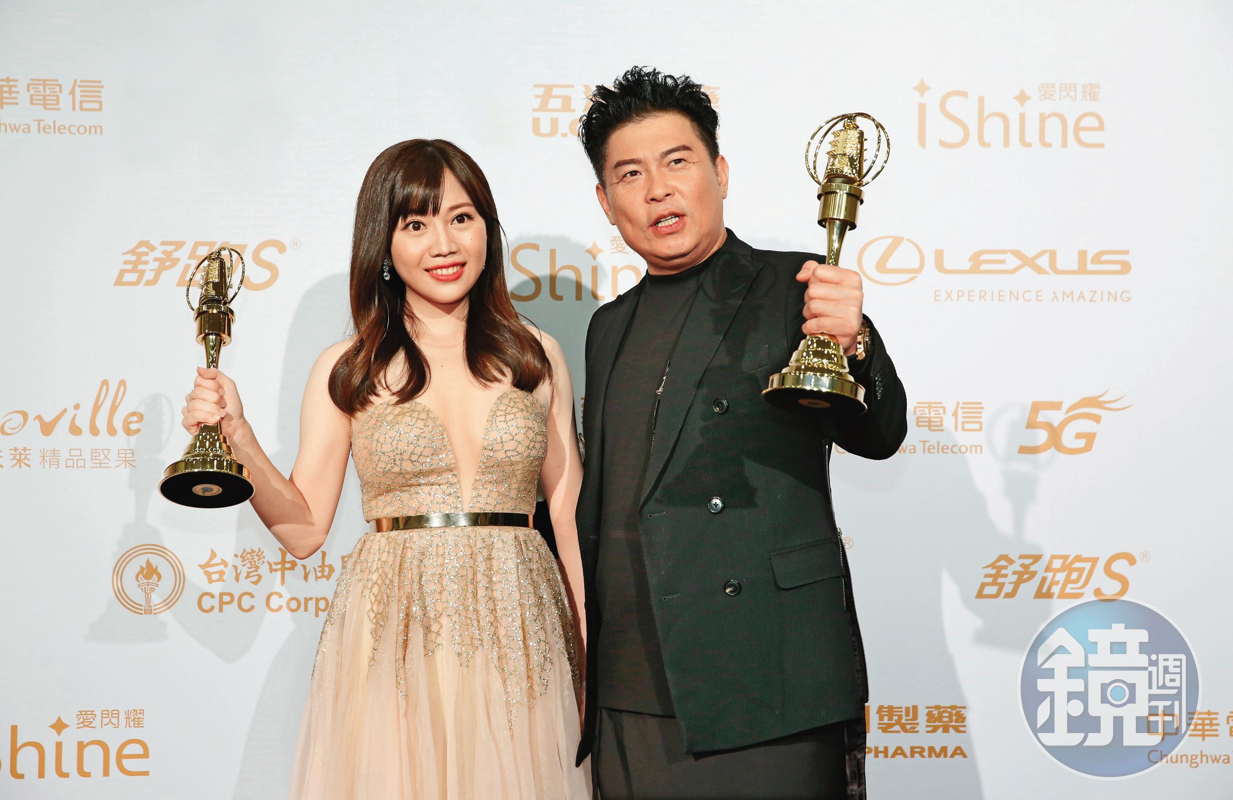 蔡尚樺(左)與曾國城(右)一起主持《全民星攻略》,拿下第55屆金鐘獎益智及實境節目主持人獎。