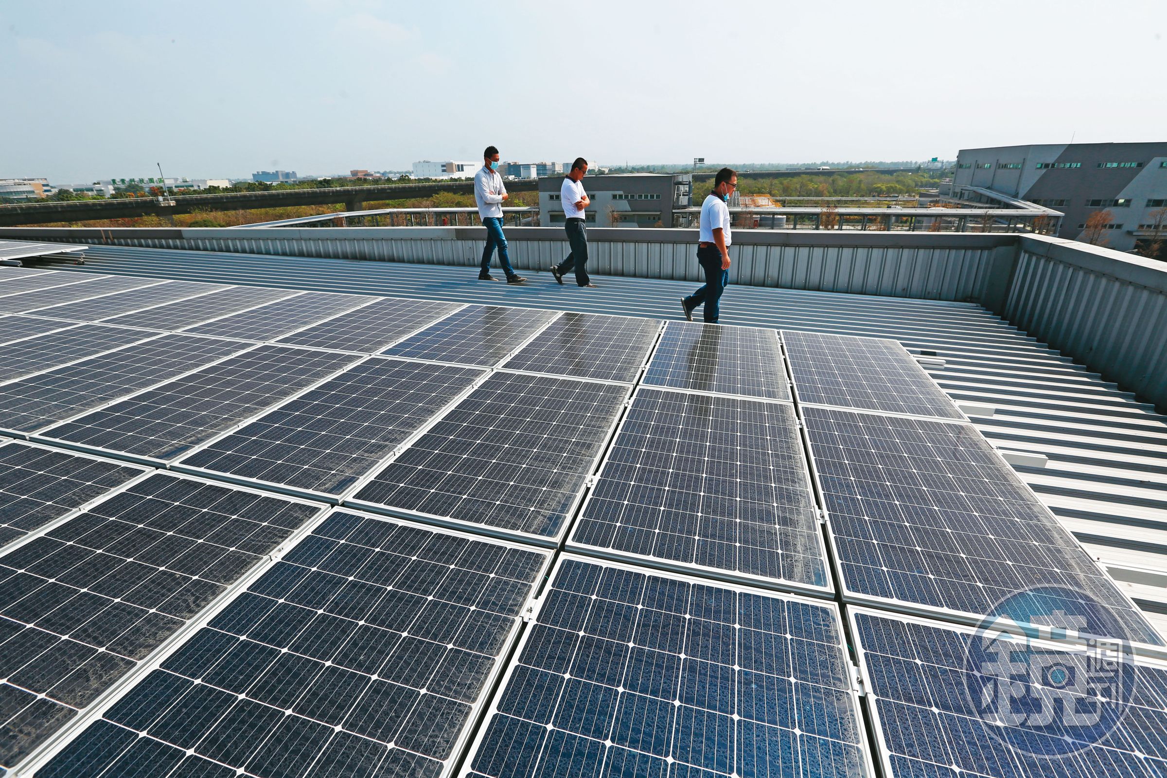 工業用電量暴增，而發展風電、光電等綠色能源，卻非一蹴可幾，台電要是實在扛不住，只好請老爺核能發電機重出江湖了。