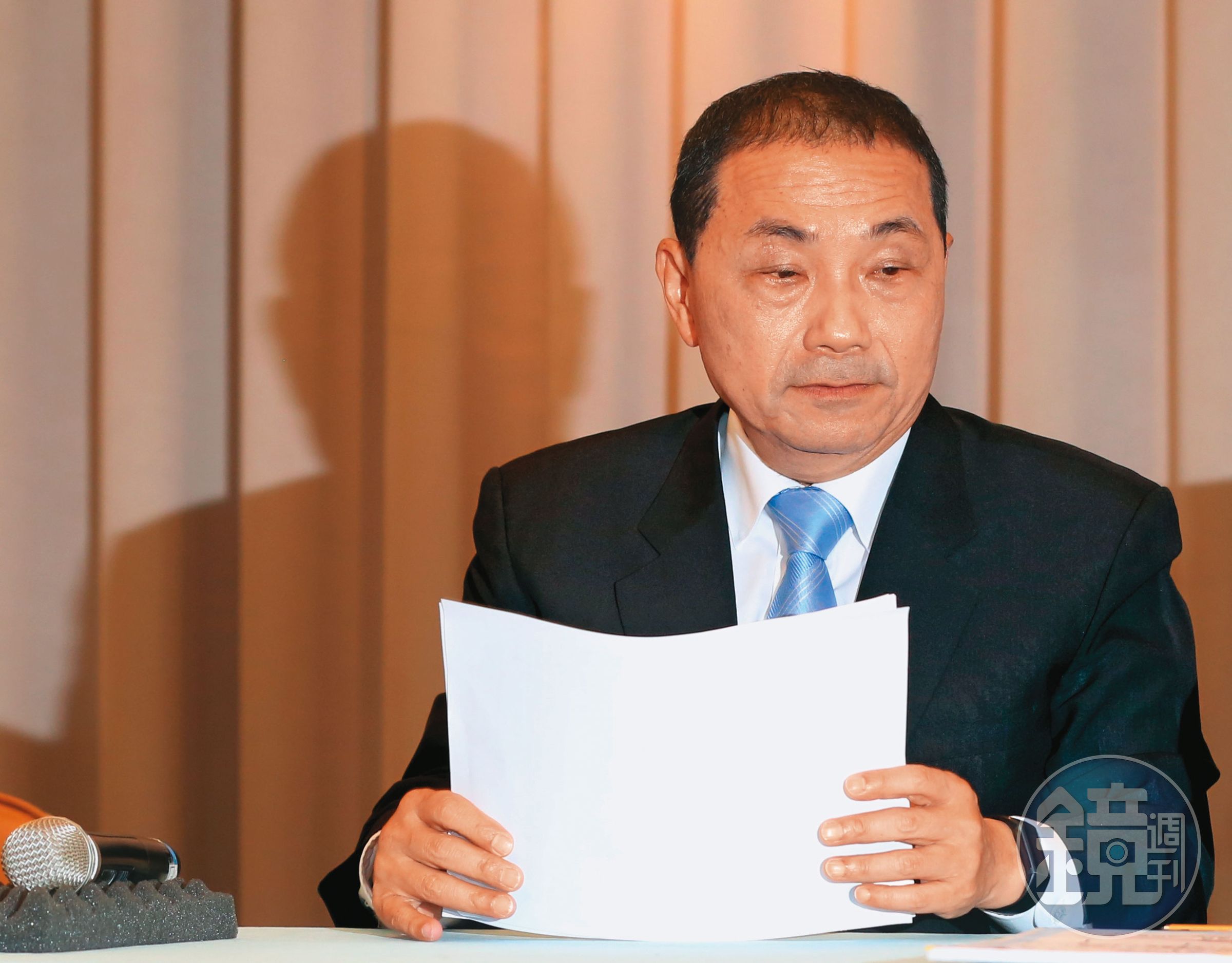 近日新北市爆發幼兒園疑似餵毒事件，帶職參選總統的新北市長侯友宜蠟燭兩頭燒。