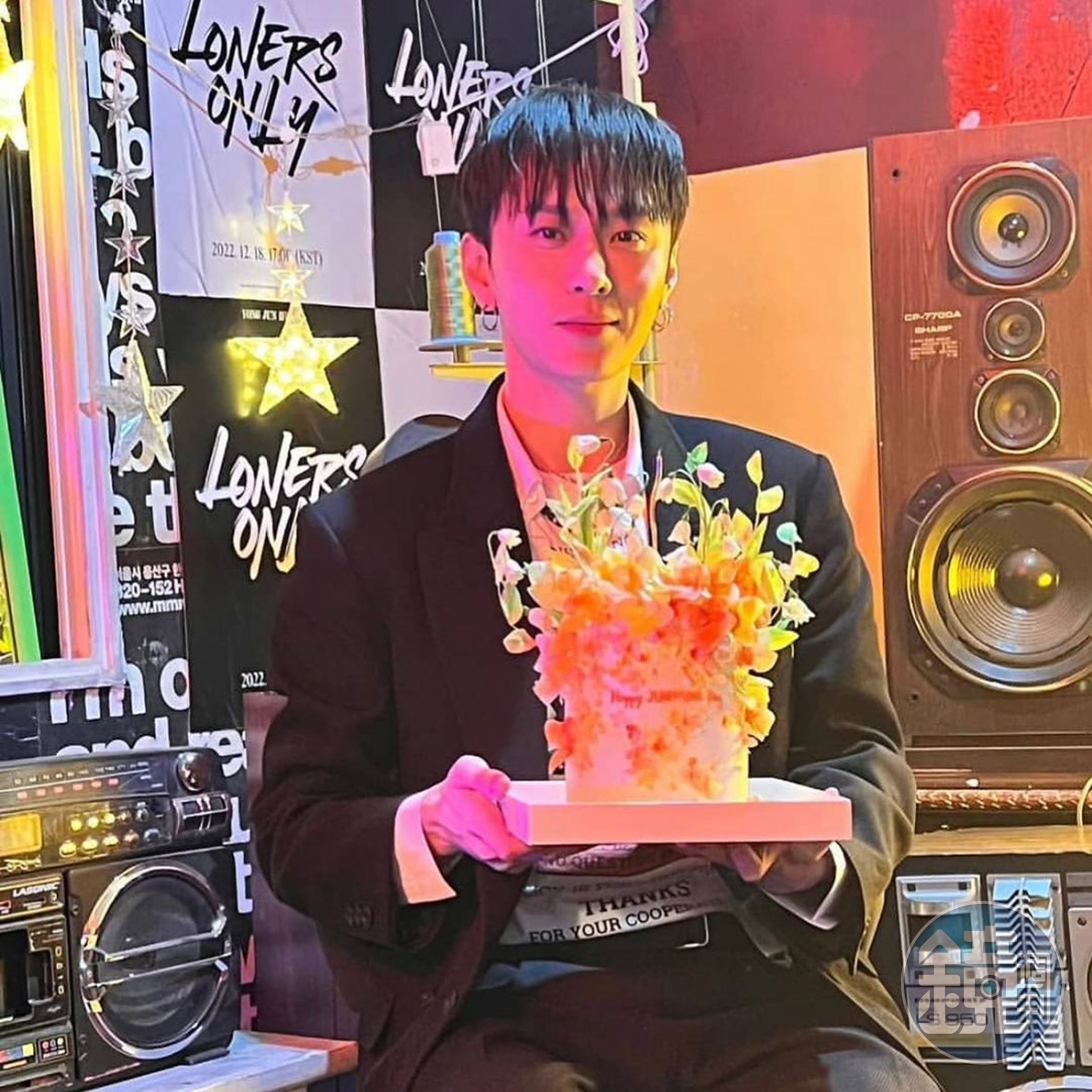 龍俊亨去年底與粉絲一起慶生。（翻攝龍俊亨Ins）