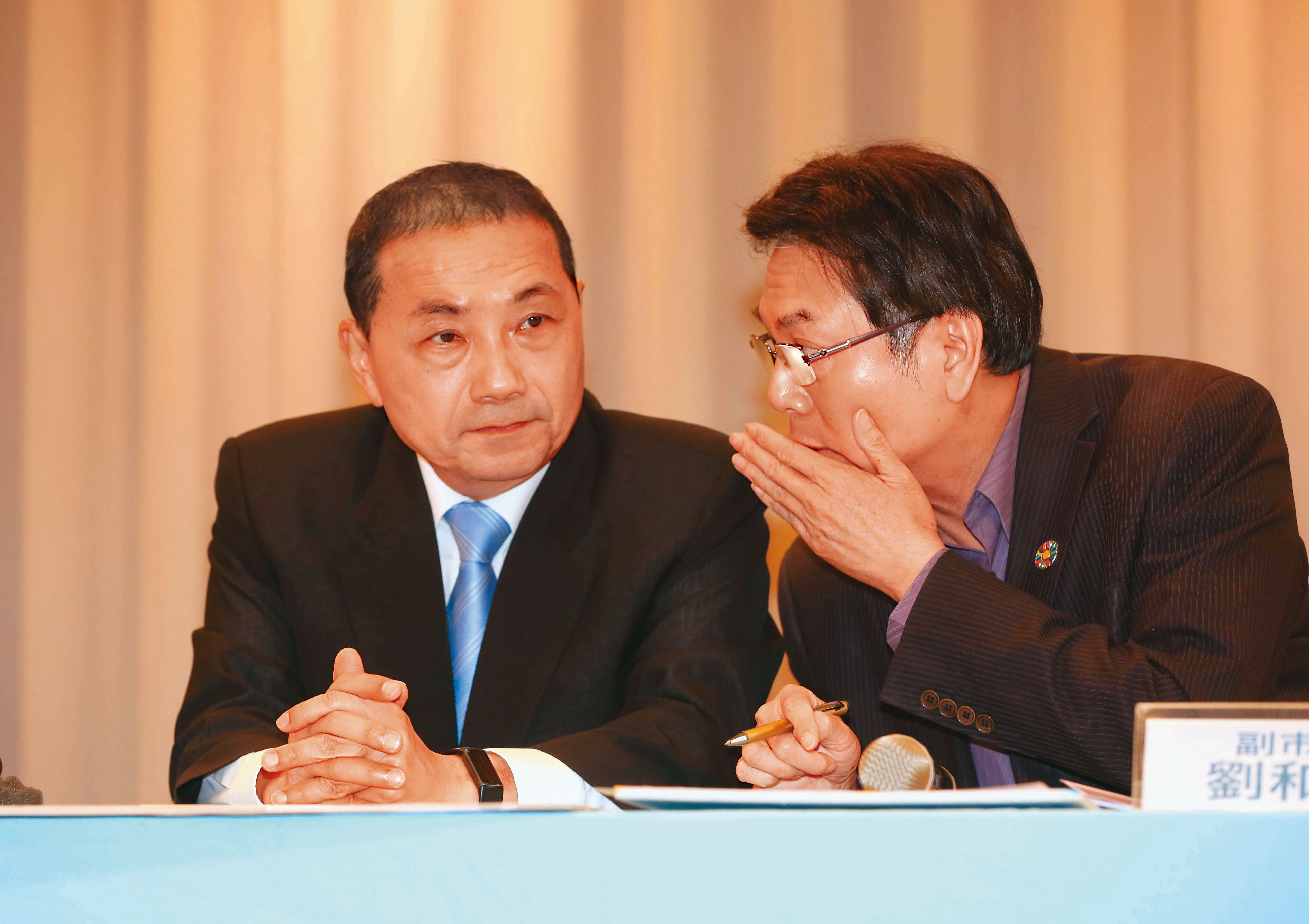 新北幼兒園涉餵藥風暴延燒，12日原由副市長劉和然（右）主持說明會，但侯友宜（左）突然現身會場，親上火線。