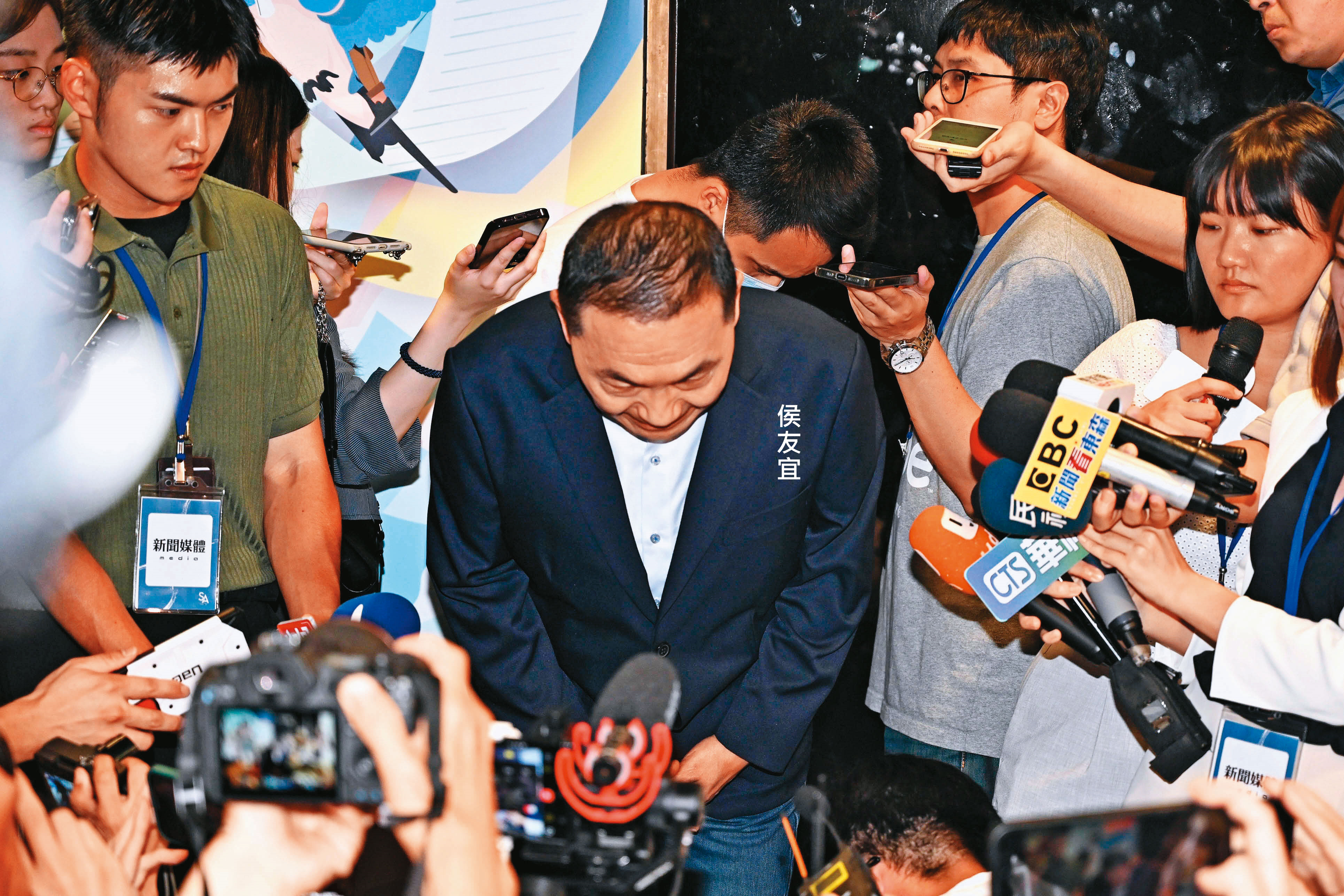 新北幼兒園5月爆發餵藥案疑雲，時隔近1個月，侯友宜8日向外界鞠躬道歉。