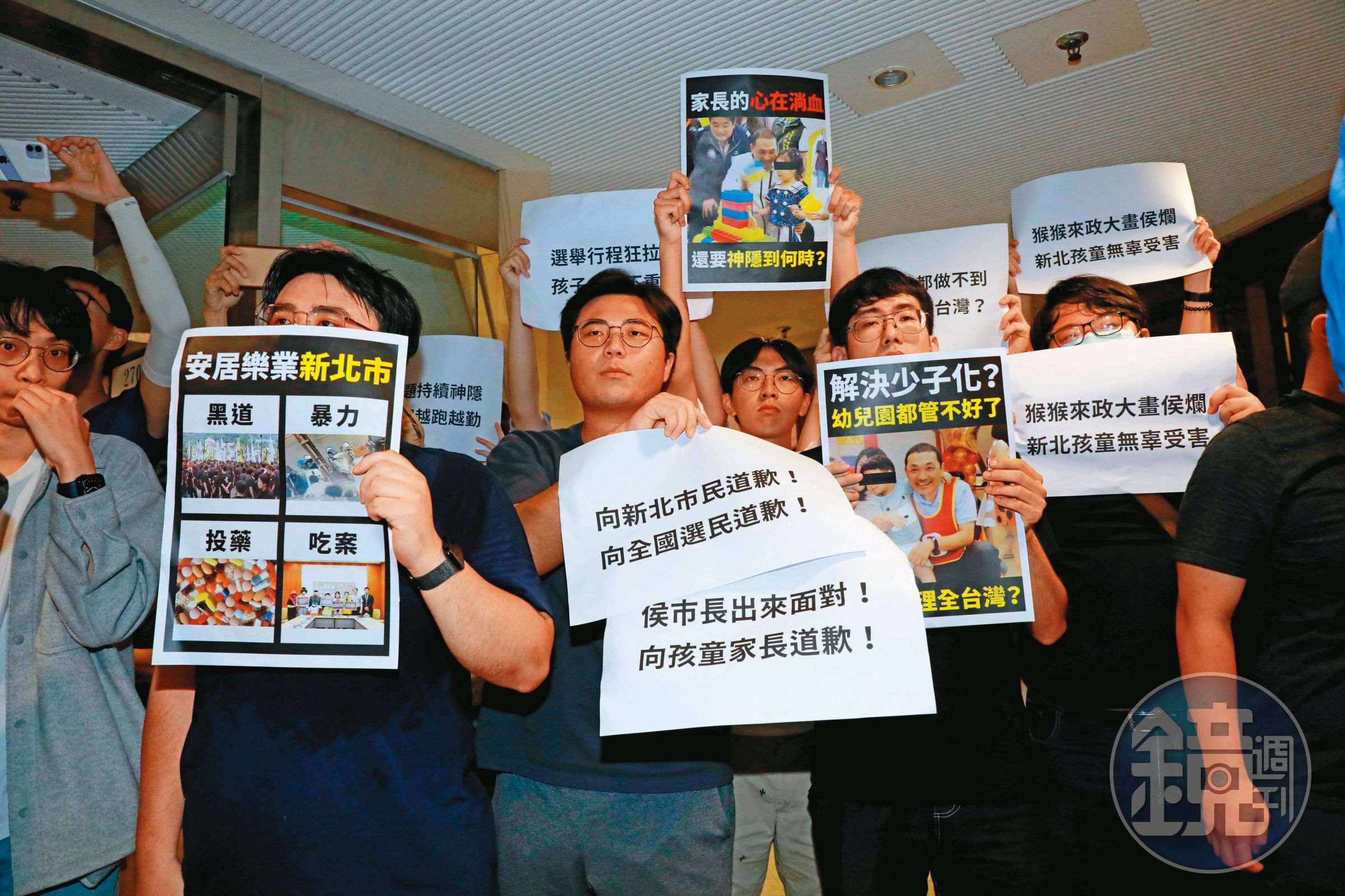 侯友宜8日以總統參選人身分赴政大演講,遭到學生抗議新北幼兒園餵藥案。