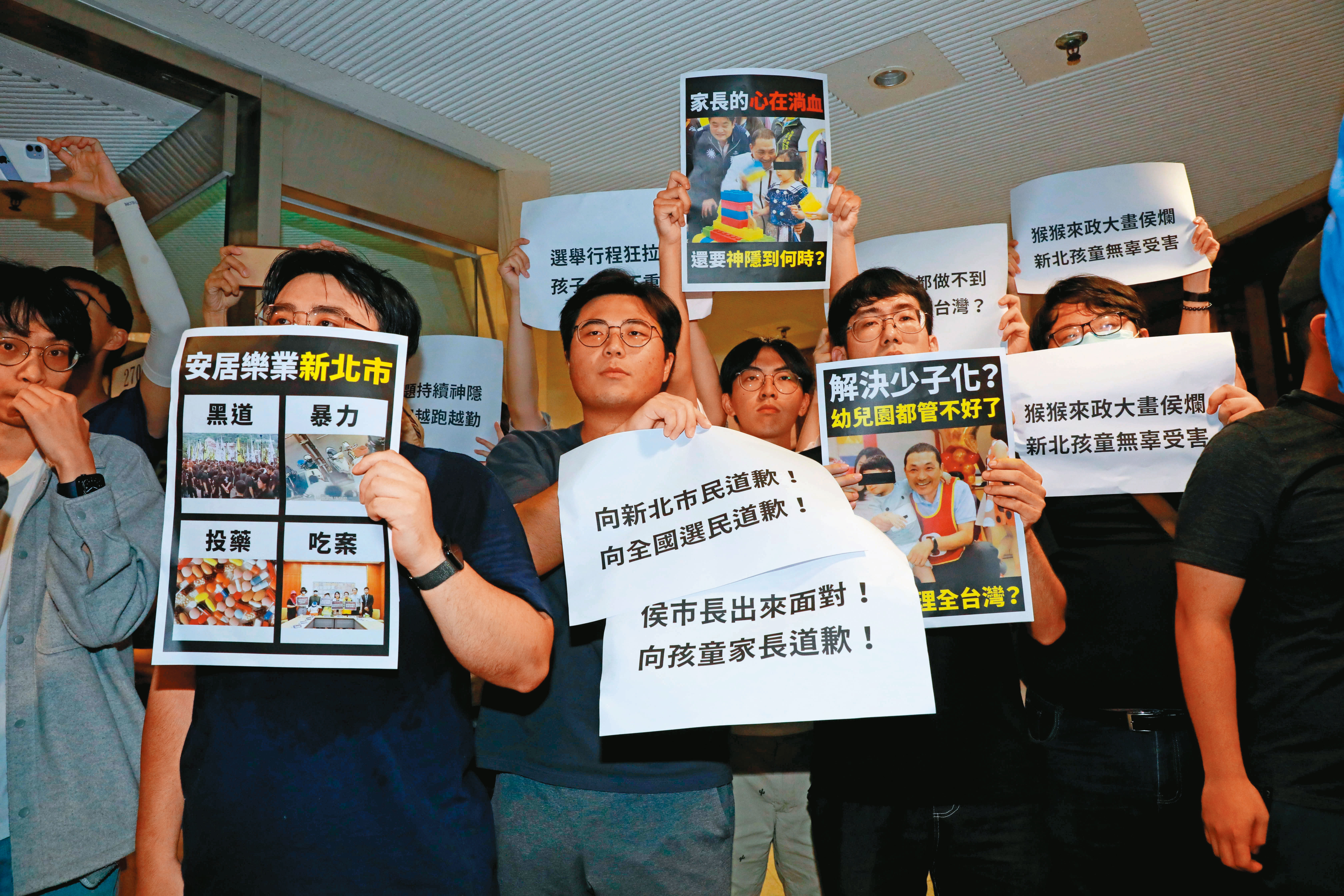 侯友宜8日以總統參選人身分赴政大演講，遭到學生抗議新北幼兒園餵藥案。