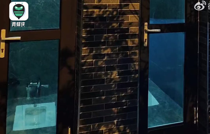 中國山西一處公廁大門竟然裝設透明玻璃，從門外可清楚看見廁所內部。（翻攝微博）