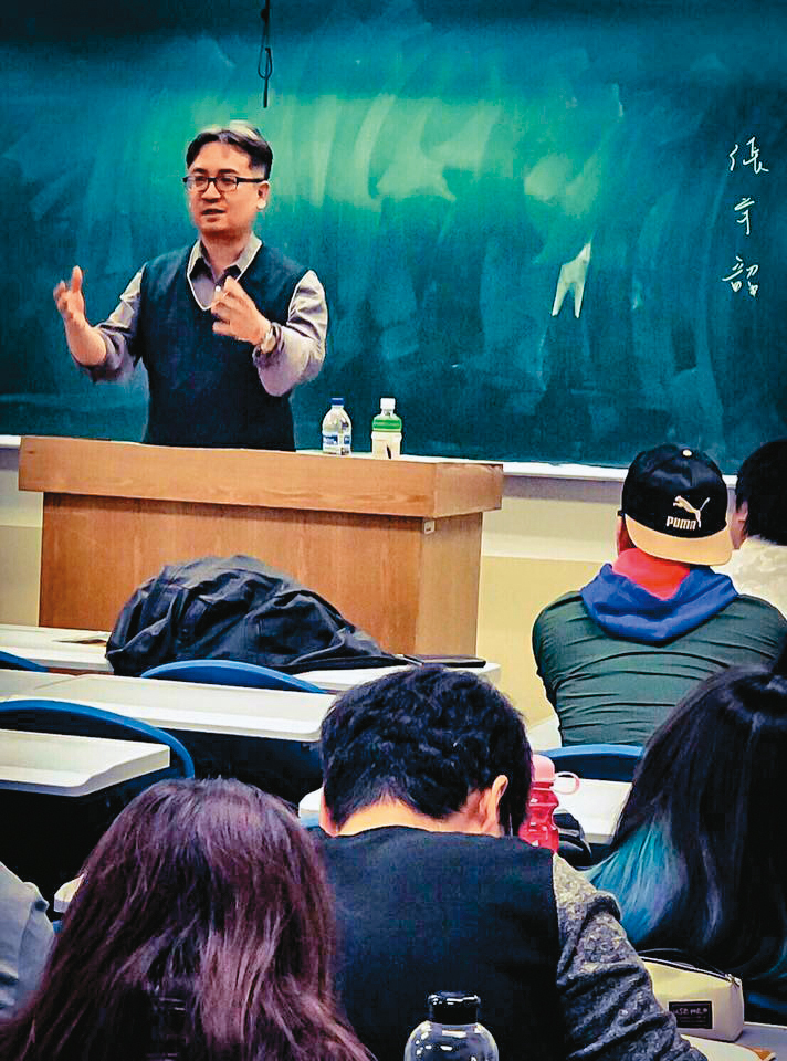 張宇韶曾在補習班教書，任職期間也傳出對女學生言語性騷擾。（翻攝張宇韶臉書）