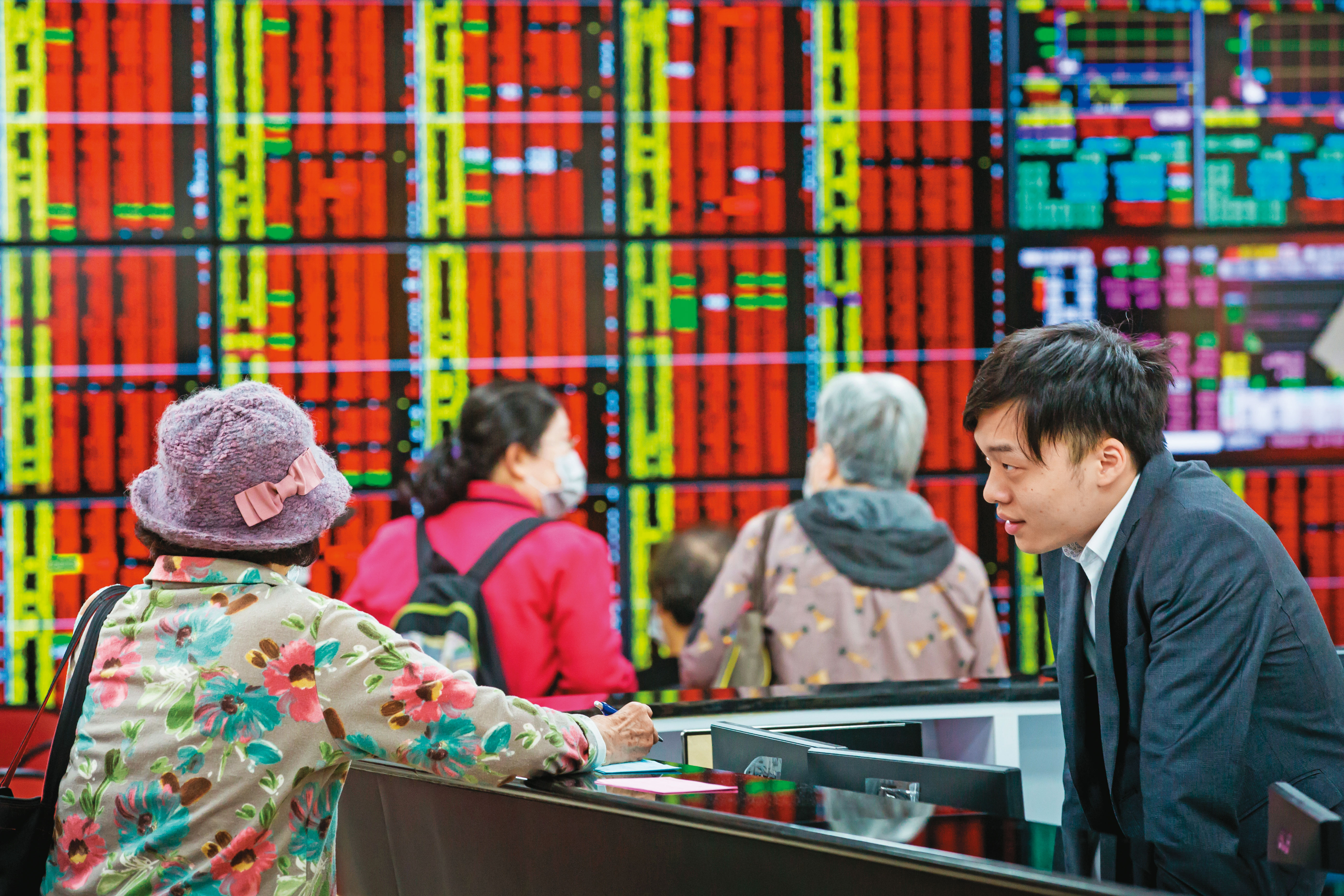 這一陣子股市漲勢猛，很多定期定額的基金投資人都開心等到停利點。