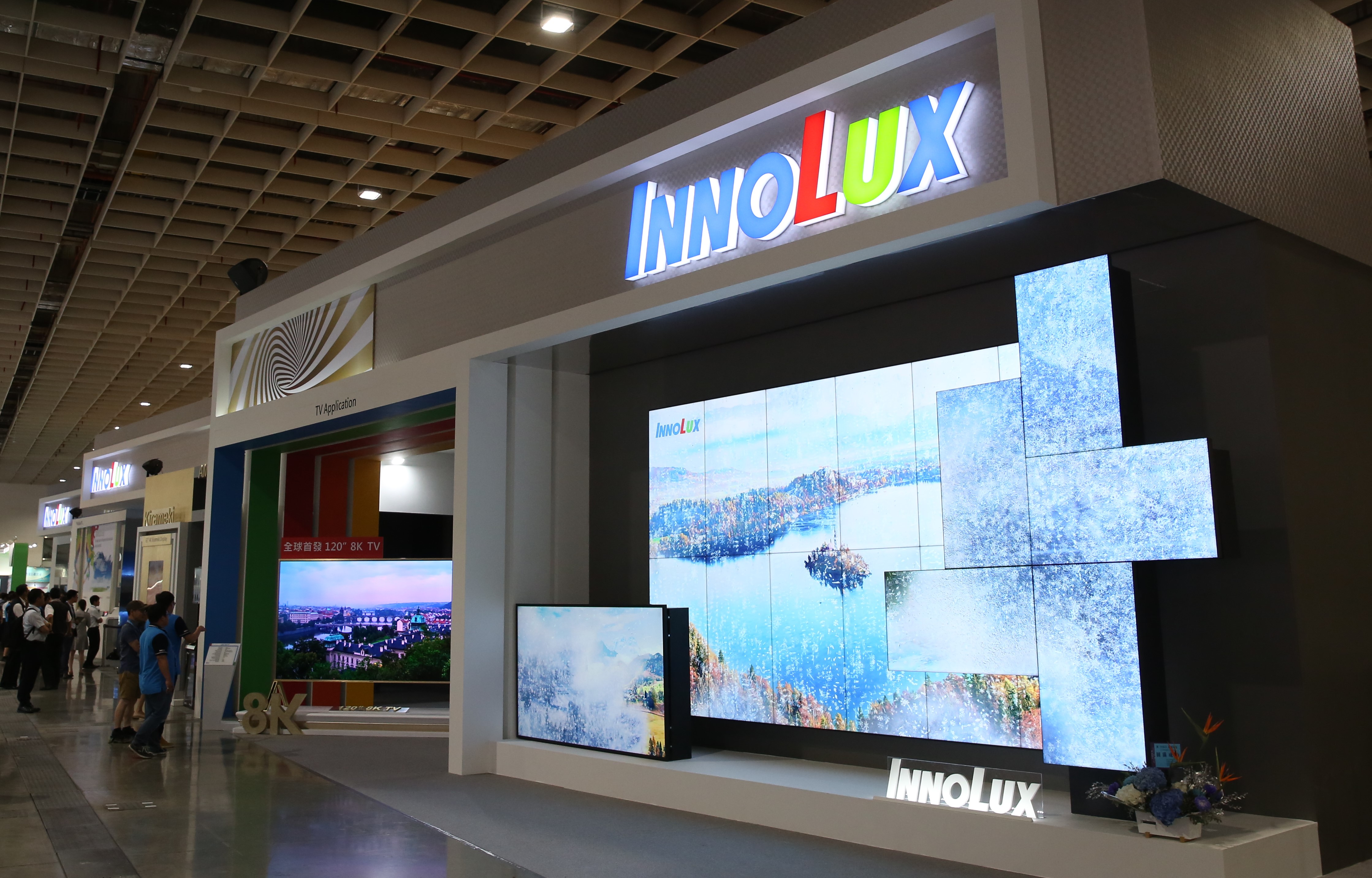 群創光電子公司CarUX，經TUV NORD認證，成為搶攻首張專供車用智慧顯示器網絡安全認證大廠。（本刊資料照）