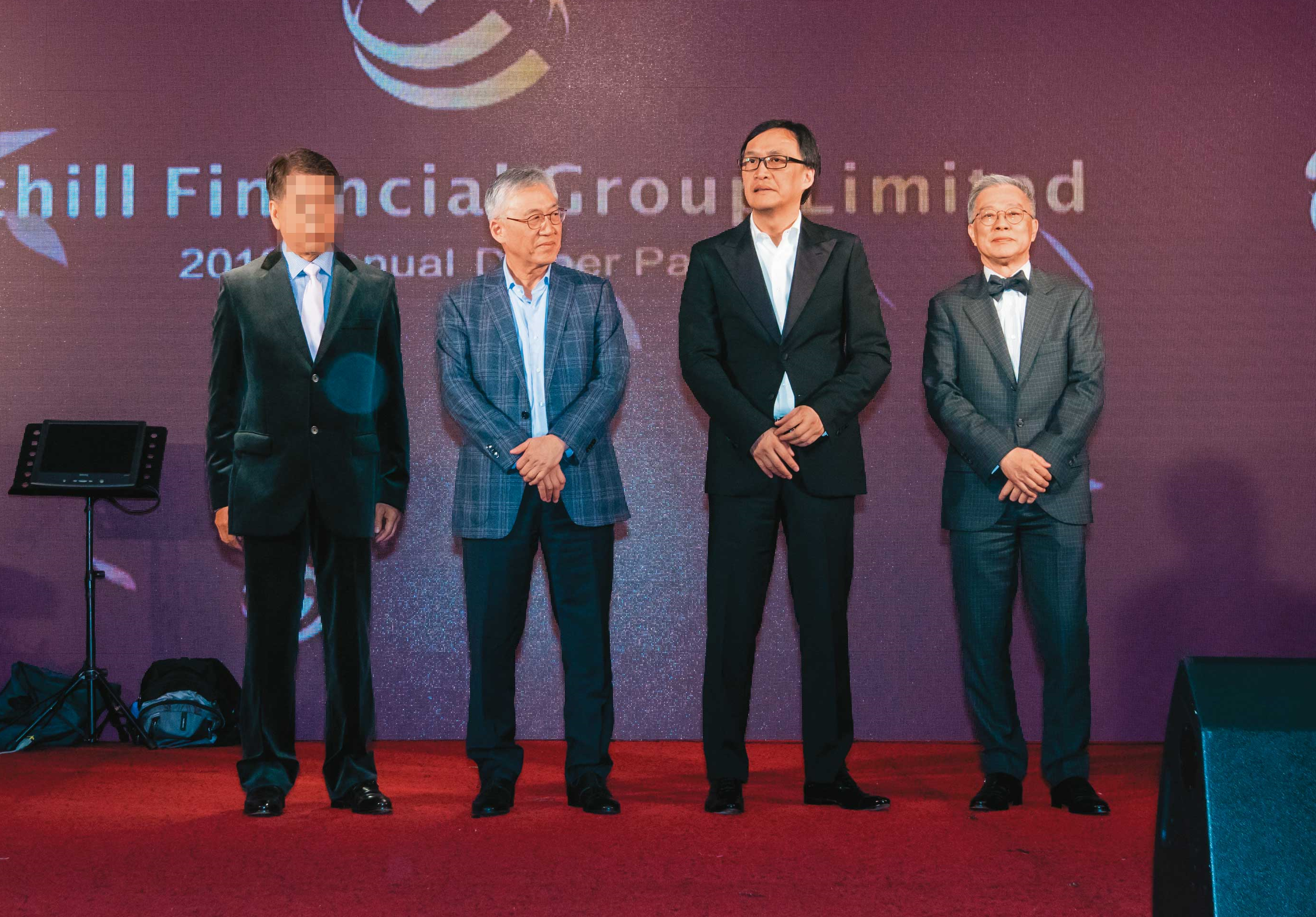 澳豐案幕後黑手旭暉的最終受益人馮浩森（左2）、馮浩榮（右2）兄弟，與負責銷售通路的劉錦華（右1）出席年度慶祝會。（讀者提供）