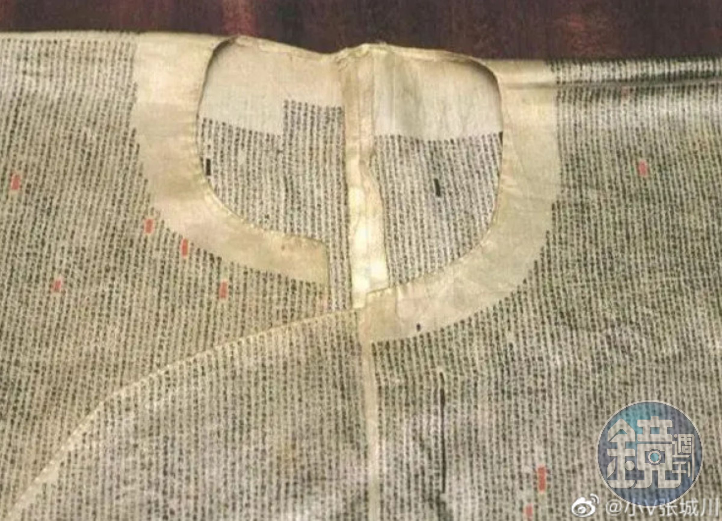 考古學家在清朝一件科舉考生衣服上發現作弊的小抄。（翻攝微博）