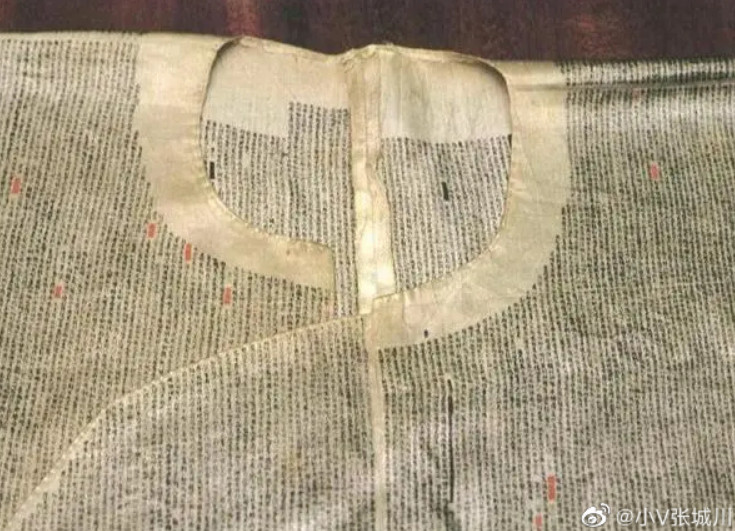 考古學家在清朝一件科舉考生衣服上發現作弊的小抄。（翻攝微博）