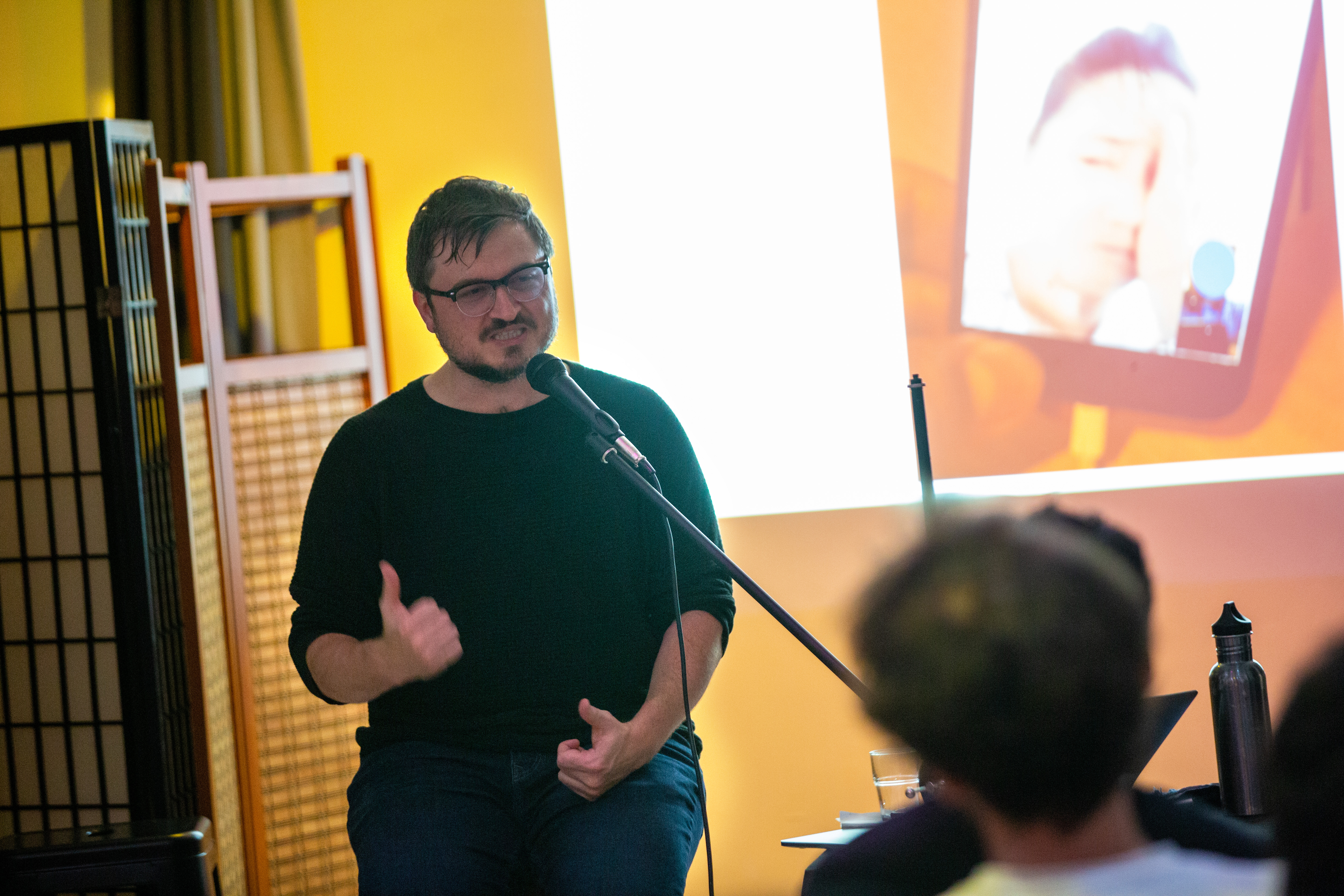 加拿大學者戴倫‧拜勒（Darren Byler）走訪新疆，探訪人權死角，新書《新疆再教育營：中國的高科技流放地》奠基於他在新疆與哈薩克共26個月的田野研究，共訪談15名曾被拘禁者，50多名被拘禁者家屬，15名營區及監控工作者，考察超過10萬份警察內部資料、超過千份政府公開資料與產業資料，揭開真實新疆。