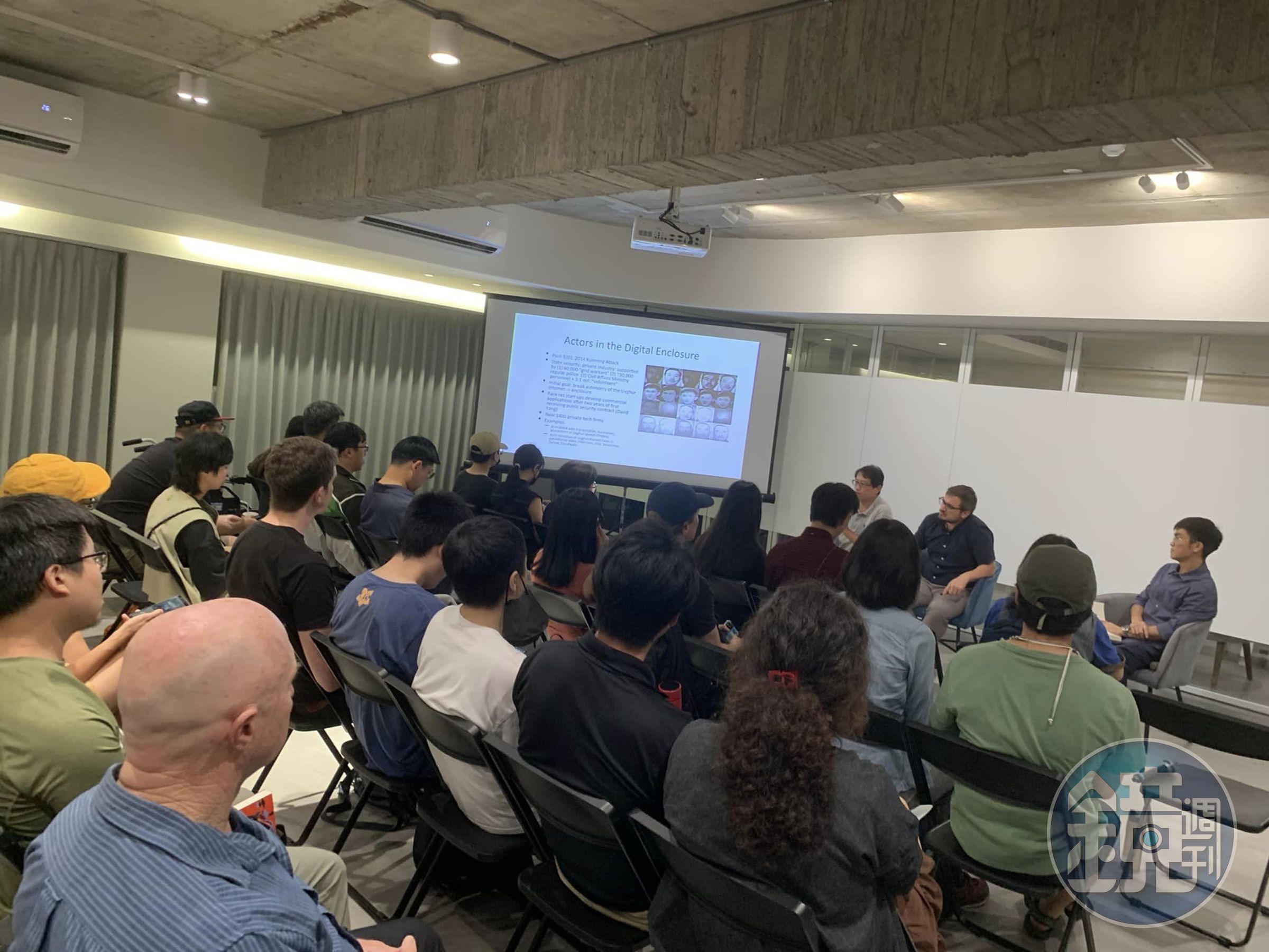戴倫‧拜勒（中）日前出席「轉譯新疆，也轉譯當代的高科技監控」座談。左為台灣制憲基金會董事宋承恩，右為國際新聞記者劉致昕。（春山出版社提供）