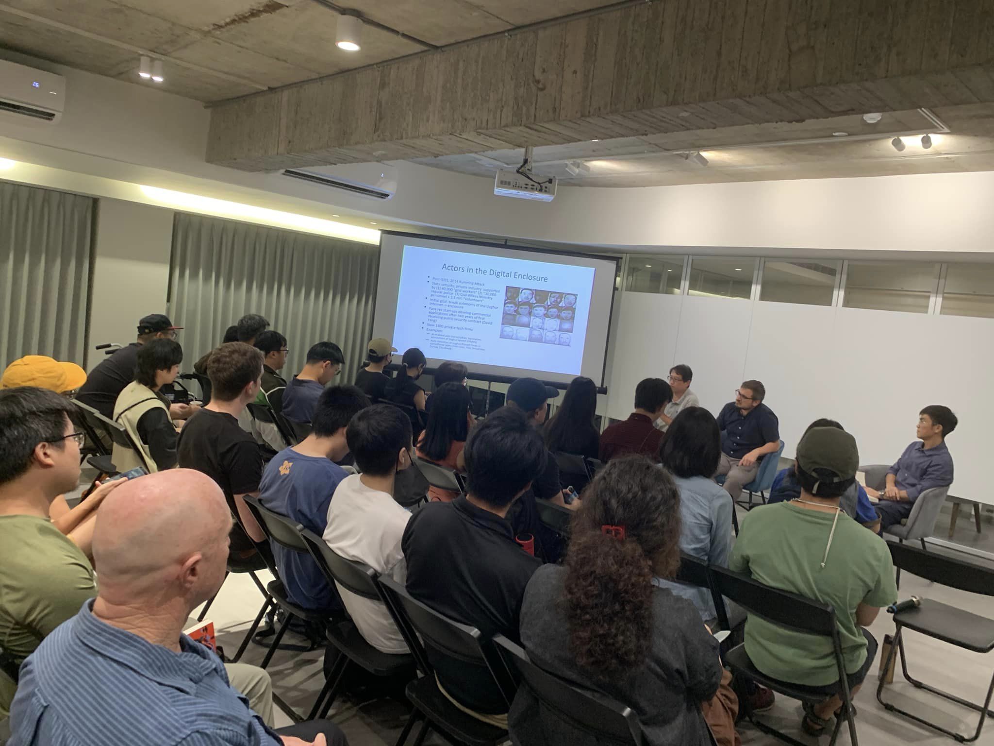 戴倫‧拜勒（中）日前出席「轉譯新疆，也轉譯當代的高科技監控」座談。左為台灣制憲基金會董事宋承恩，右為國際新聞記者劉致昕。（春山出版社提供）