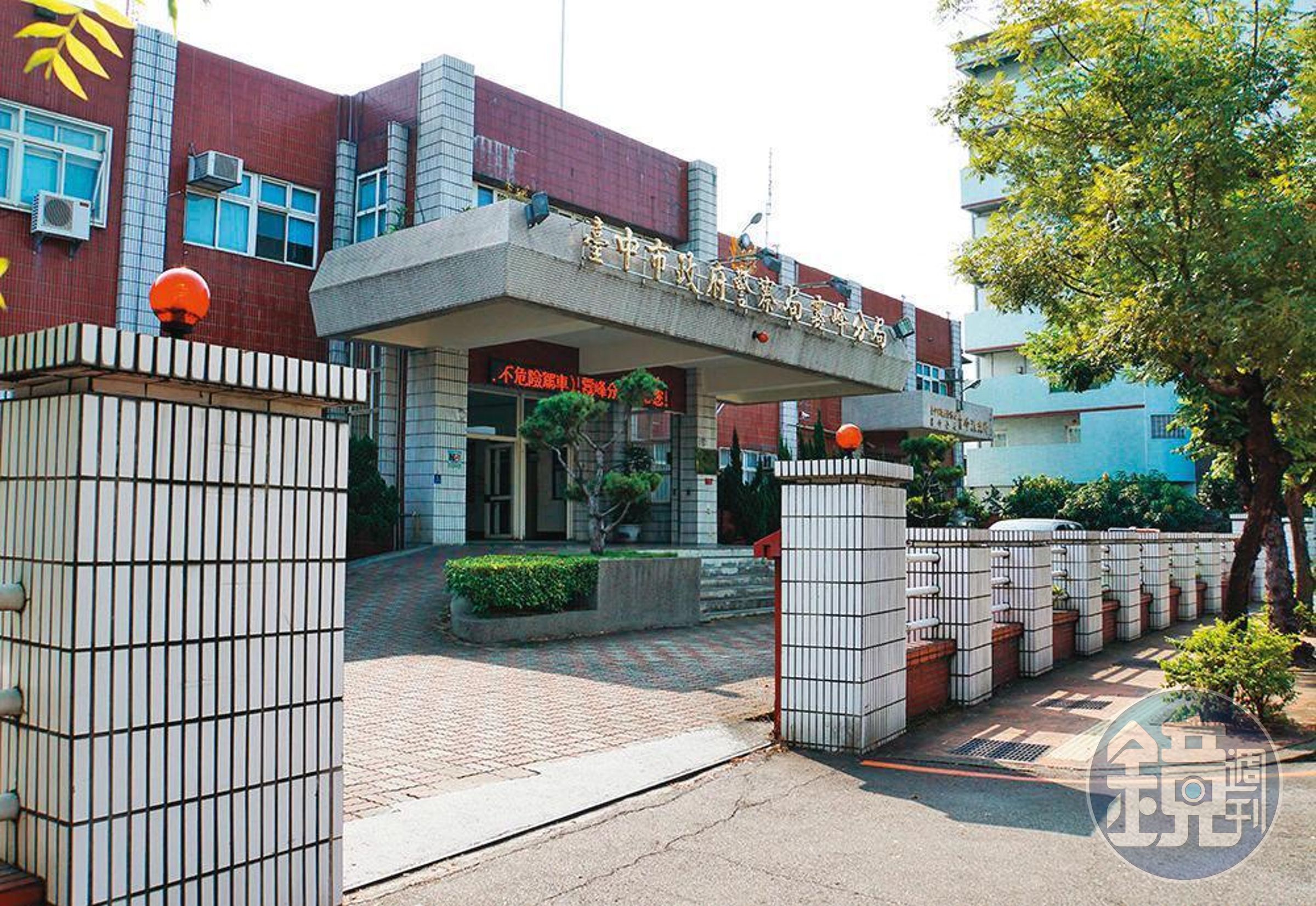 霧峰分局驚傳劉姓小隊長通風報信毒販,收取賄賂,昨在辦公室遭到檢方帶走偵訊。(翻攝霧峰分局官網)