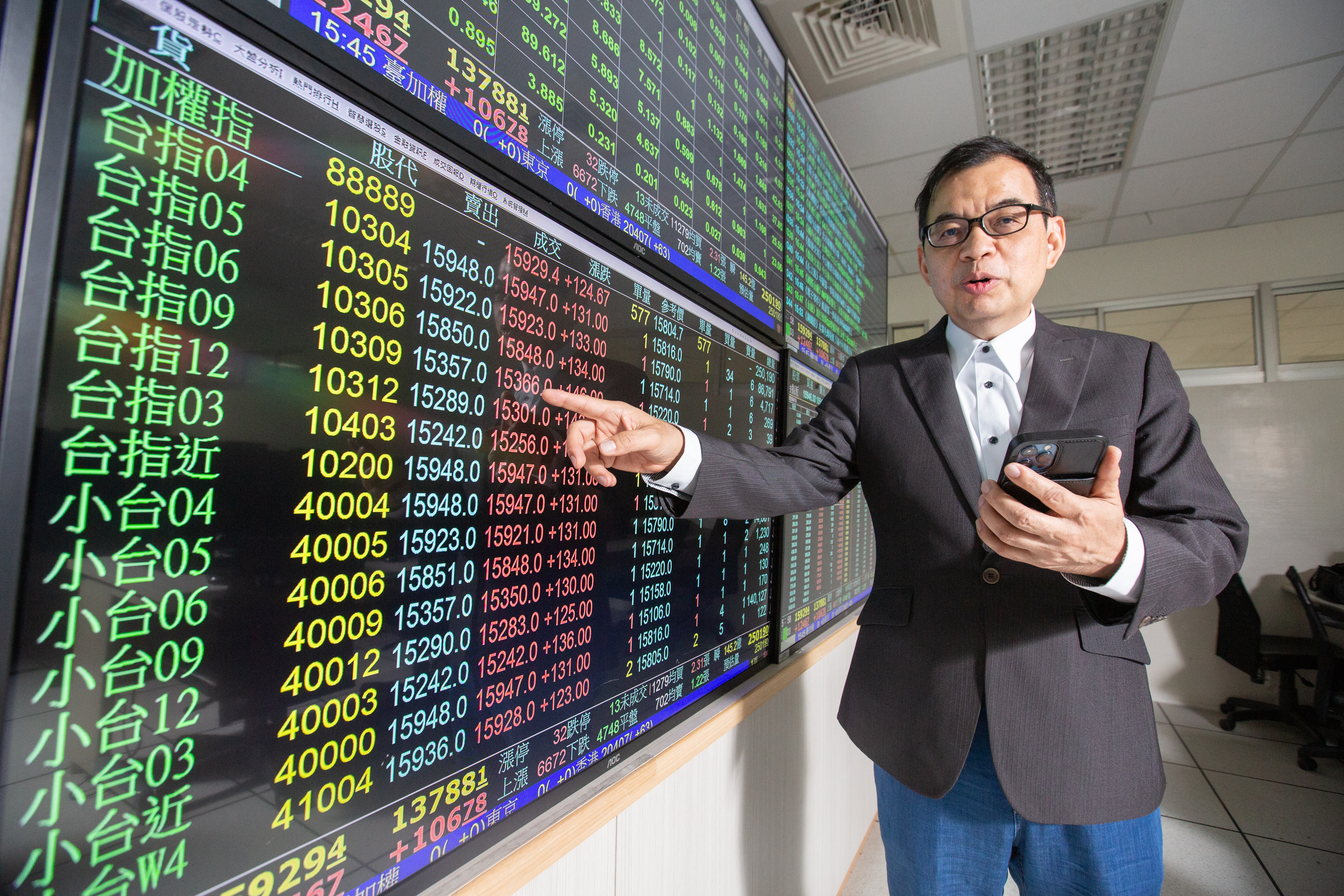 億元教授鄭廳宜表示，金融股每年殖利率穩定且容易填息，股價波動不大，是存股族首選。