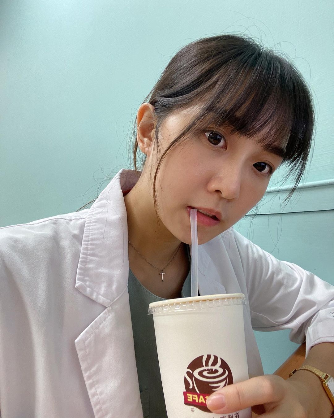 正妹護理師雅薇30歲就罹患肺腺癌第一期，一時間難以接受。（翻攝自IG vivi_ocean）