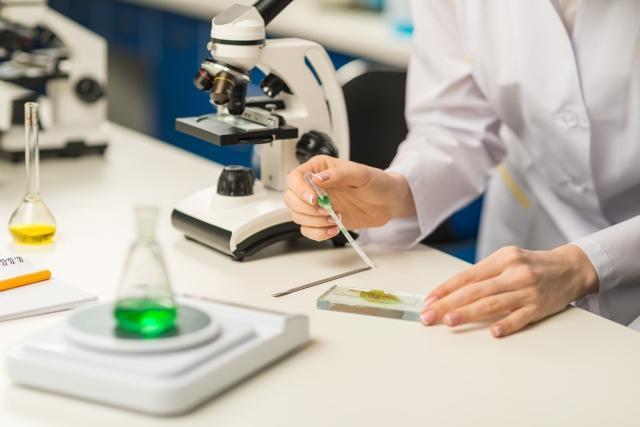 新北地檢署目前並未查獲到教師下藥的證據，但目前有35名家長同意接受毛髮檢測。（示意圖，photoAC）