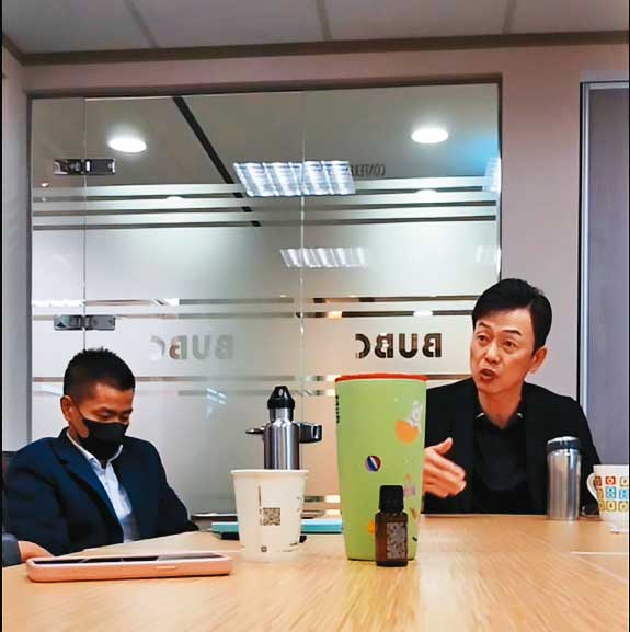 兆富業務向受害人曝光內部和高層對質影片，想搏取受害人認同。右為兆富營業五處總經理鄭志偉。（讀者提供）