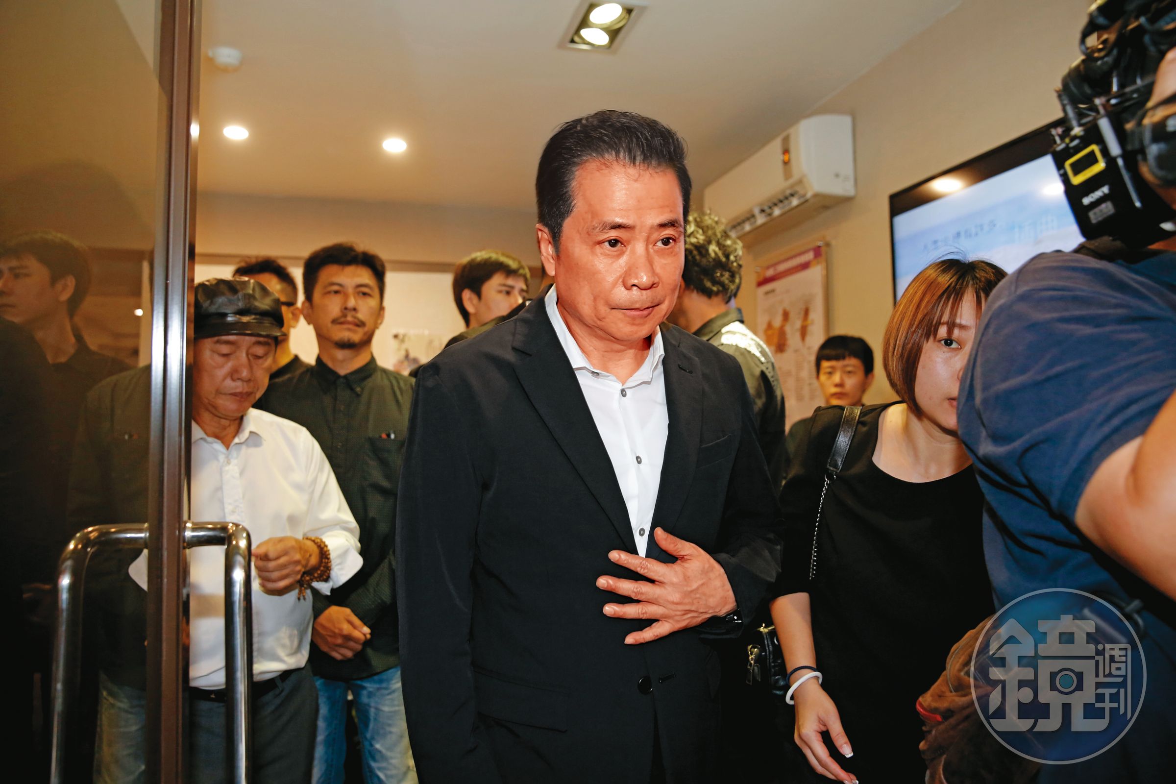 張榮華去年拔掉姊姊張秀的三立副董職務,由三立總經理升任三立董座,日前遭張秀控告涉掏空公司22億元。