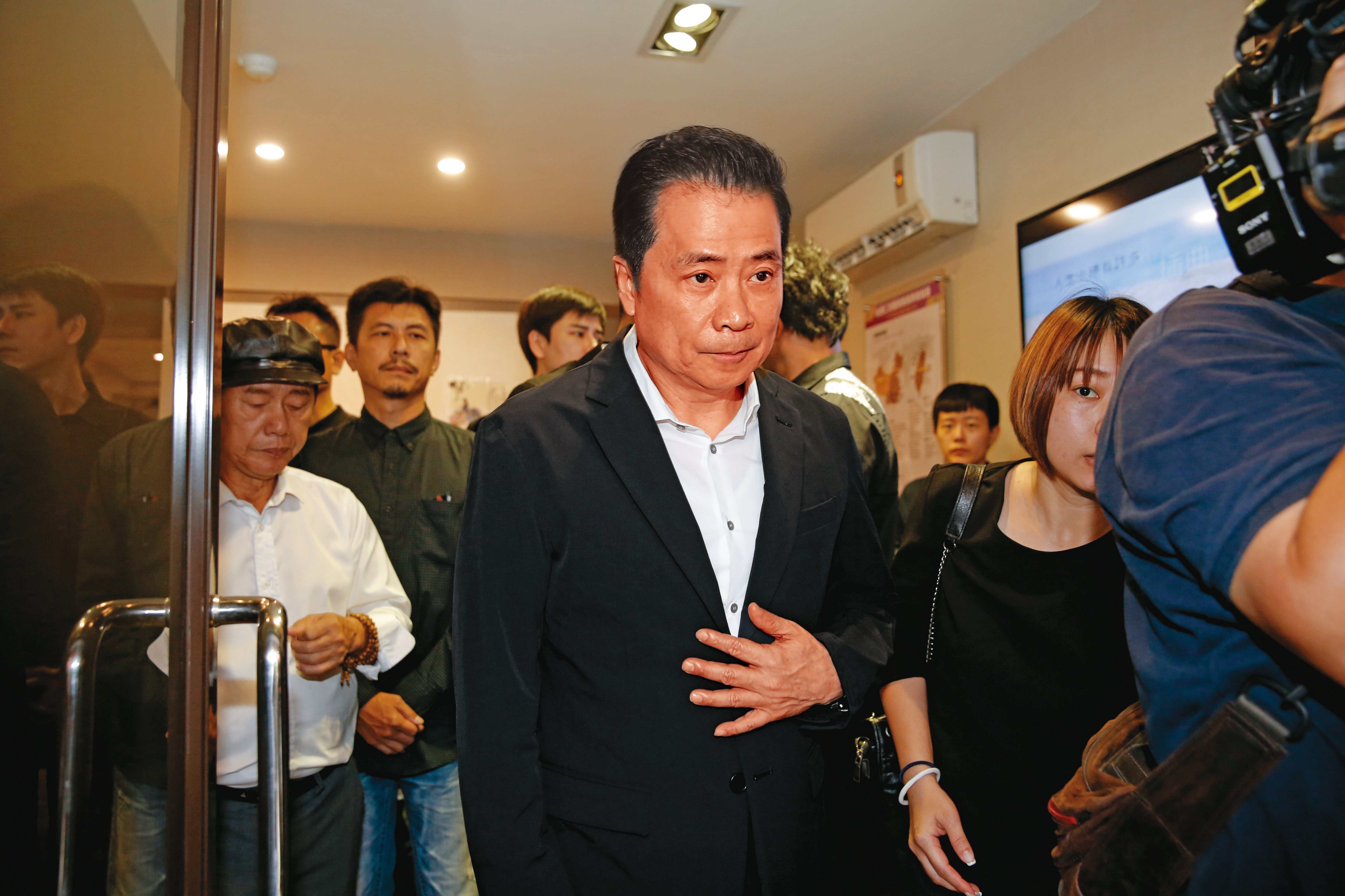 張榮華去年拔掉姊姊張秀的三立副董職務，由三立總經理升任三立董座，日前遭張秀控告涉掏空公司22億元。