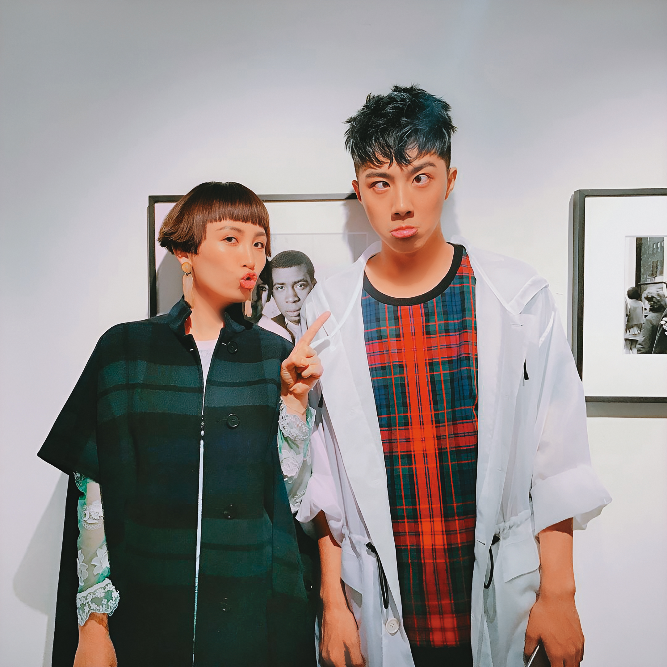 蔡凡熙（右）曾和魏如萱（左）出席活動。日前他自曝與上任緋聞女友陳華退回朋友位置，目前的感情動向也相當受關注。（翻攝自魏如萱臉書）