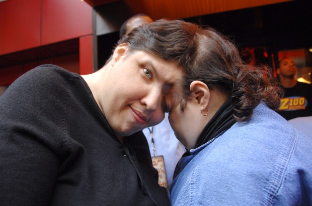 全球最長壽連體嬰體驗另類3P！姊姊勇敢追愛上床，弟弟聽做愛聲淡定看書。（翻自《太陽報》）