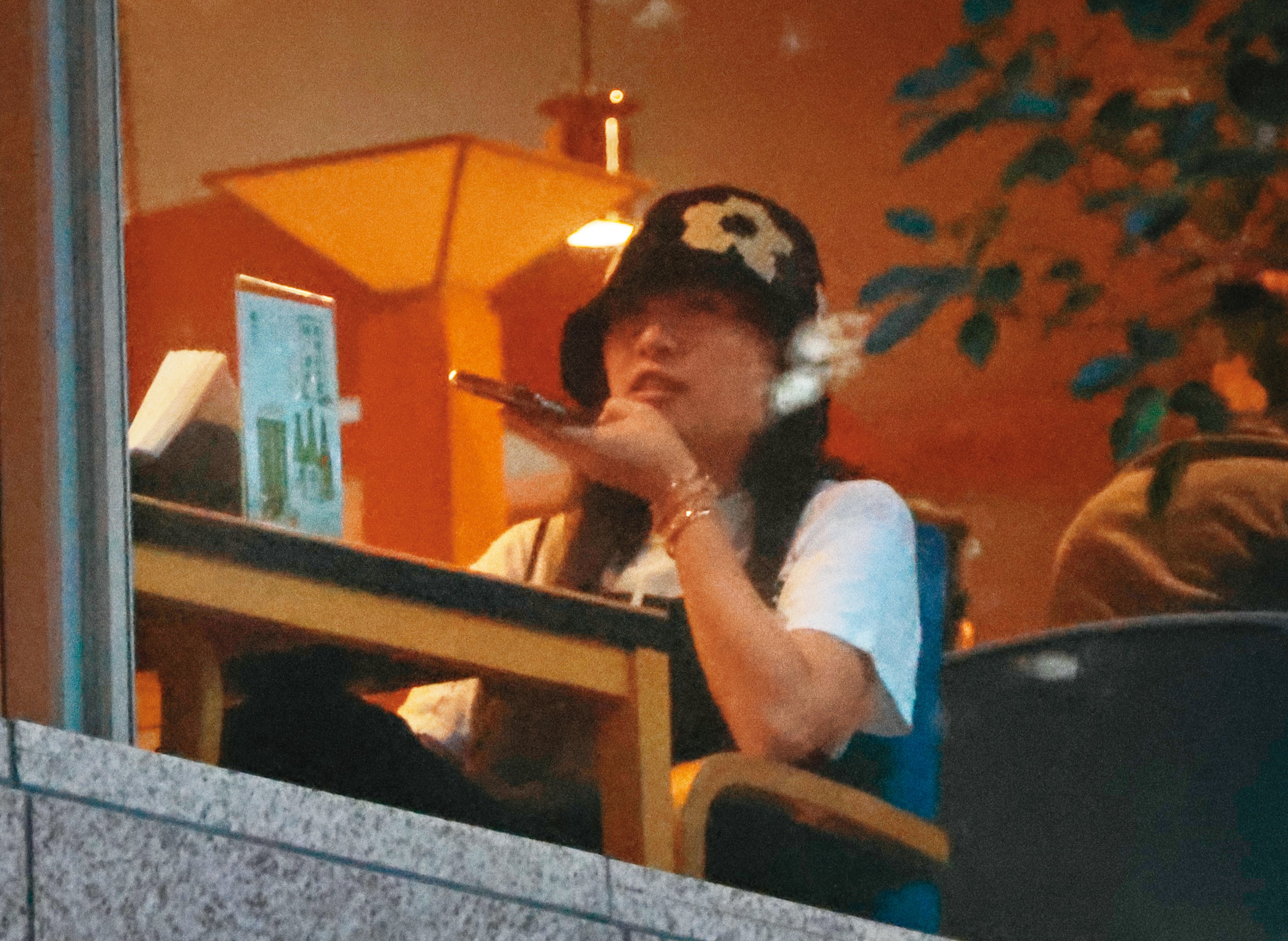 5/25 18：45 魏如萱偶爾享受時光，去北投泡湯，手上的手鍊，跟蔡凡熙、陳昊森約會時也戴著。