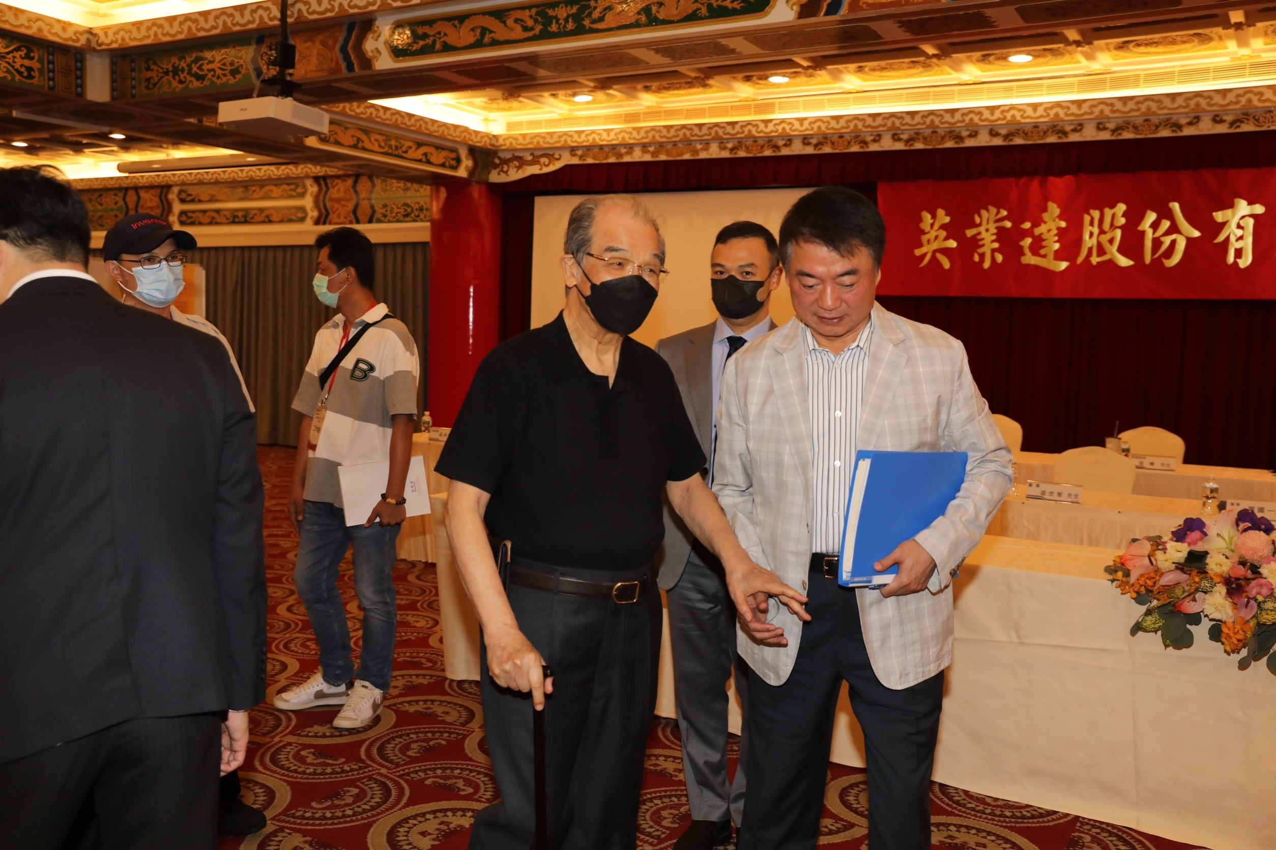 電子五哥首家二代接班,由英業達創辦人葉國一(左)次子葉力誠掌新董座。